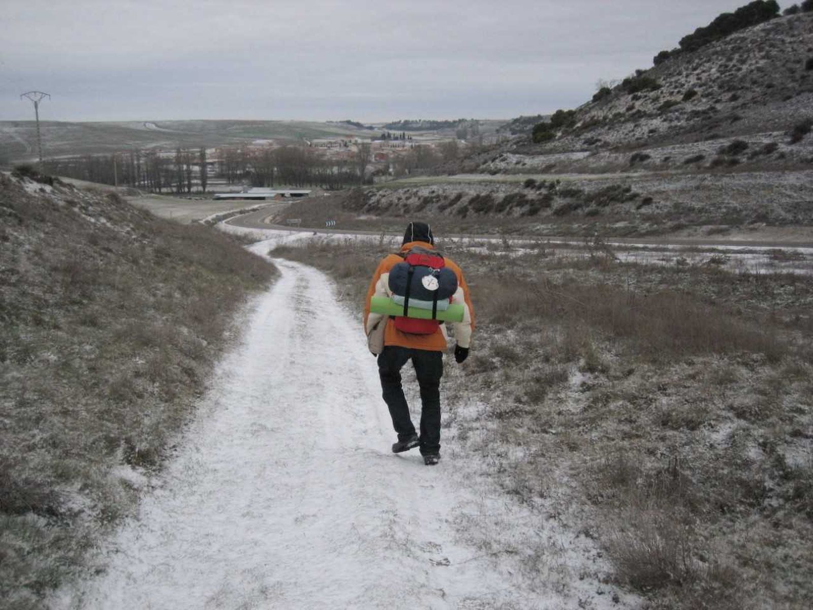 Un peregrino realizando el Camino de Santiago en invierno