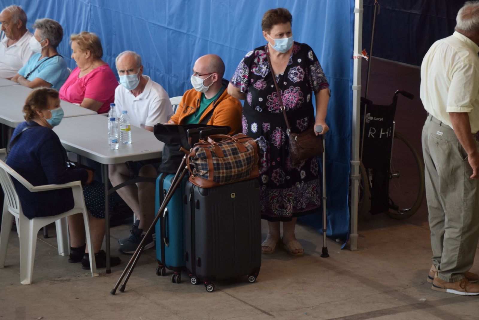 El agotamiento y cansancio de las personas desalojadas en Ifeza a la espera de poder volver a sus casas