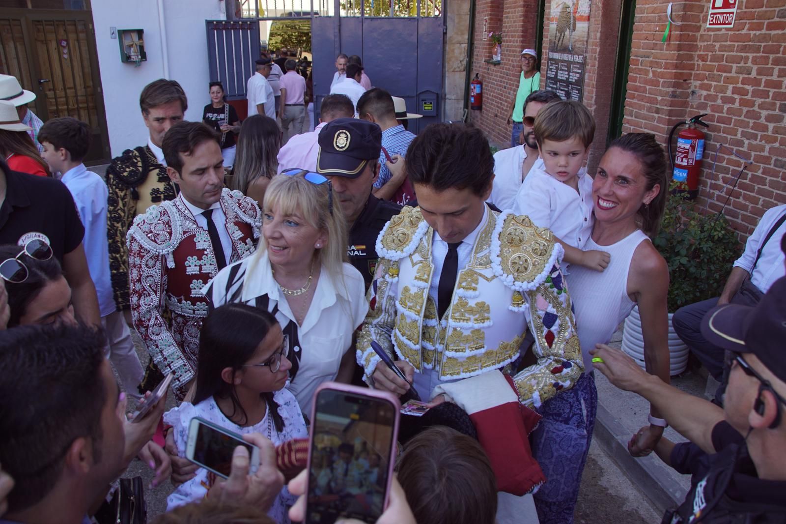 Así ha vivido la afición de La Glorieta el primer cartel de figuras de la feria: imágenes del ambiente en los tendidos y en el patio de cuadrillas