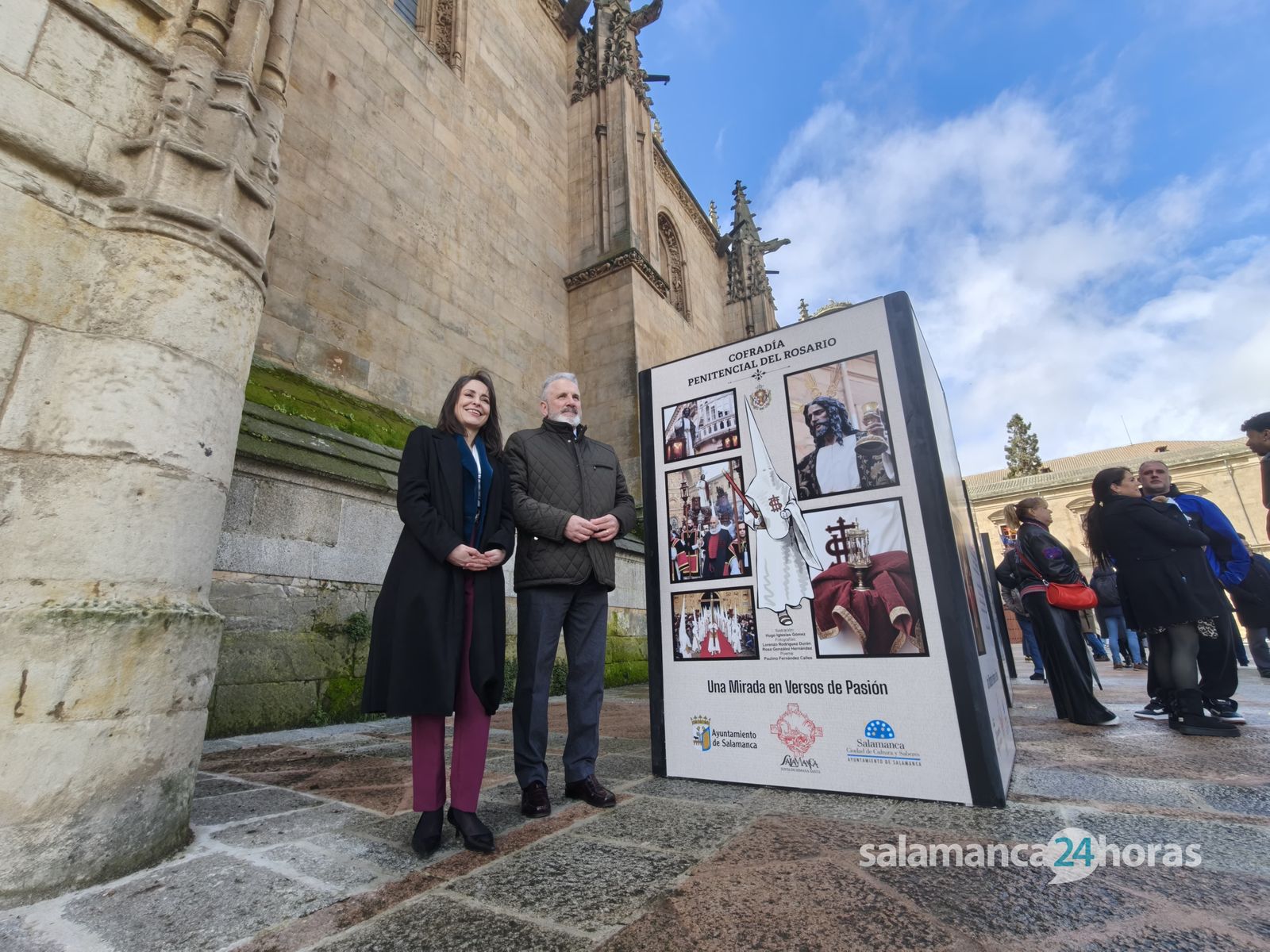 Francisco Hernández, presidente de la Junta de la Semana Santa de Salamanca, y Carmen Seguín, concejala de Tradiciones presentando la exposición "Una mirada en versos de pasión"