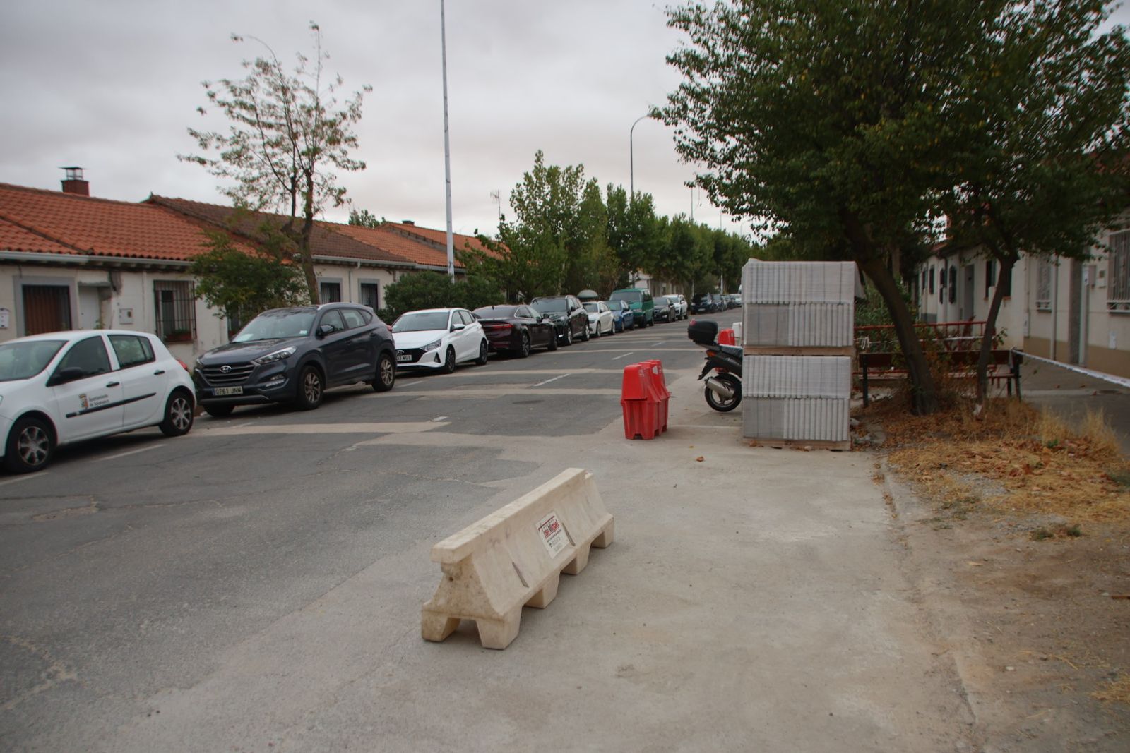 El alcalde de Salamanca, Carlos García Carbayo, visita las obras de urbanización del barrio La Vega