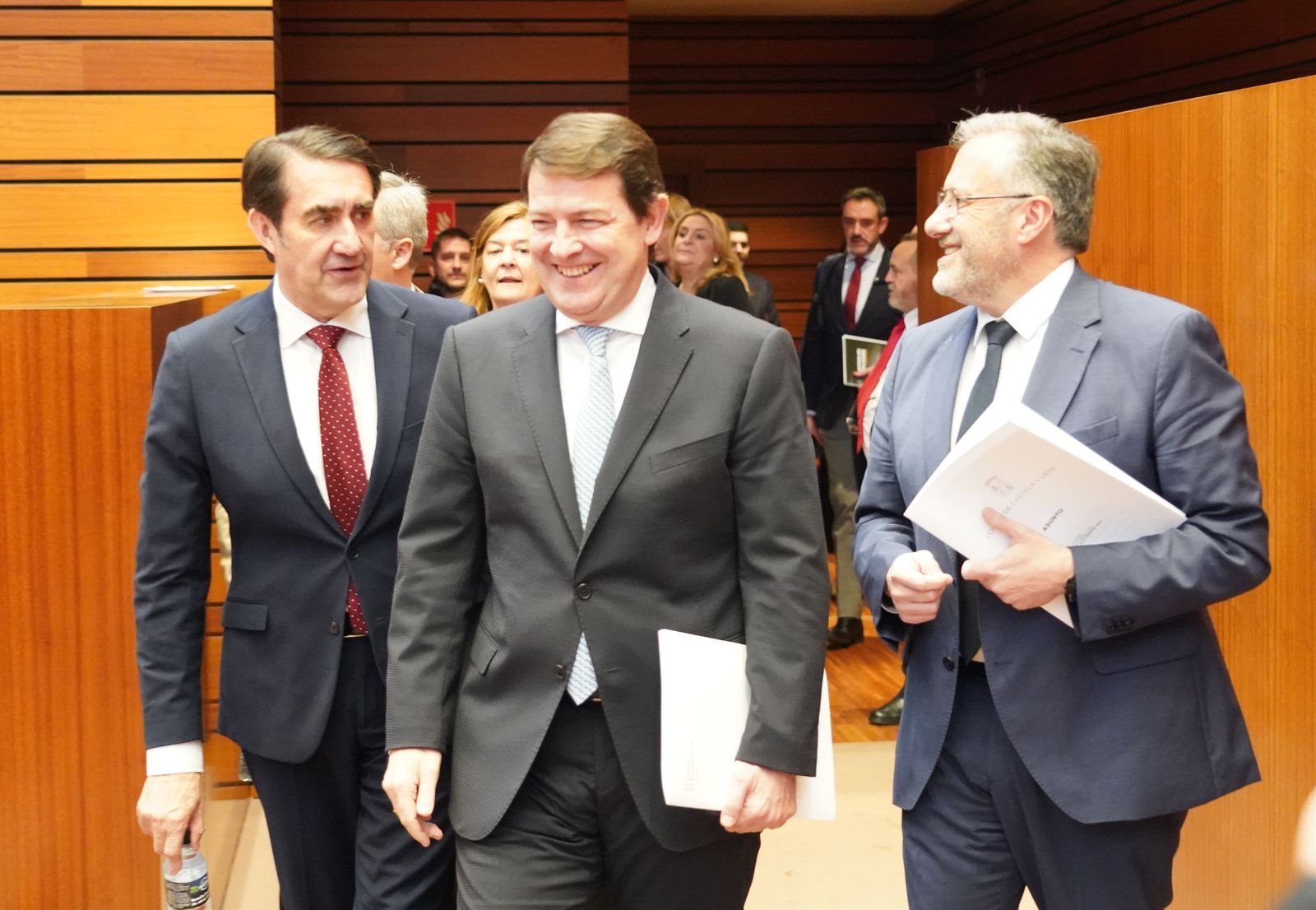Rubén Cacho / ICAL . El presidente de la Junta Alfonso Fernández Mañueco a su llegada al hemiciclo junto al consejero de Medio Ambiente, Vivienda y Ordenación del Territorio Juan Carlos Suárez-Quiñones y el presidente de las Cortes Carlos Pollán el Pleno de las Cortes