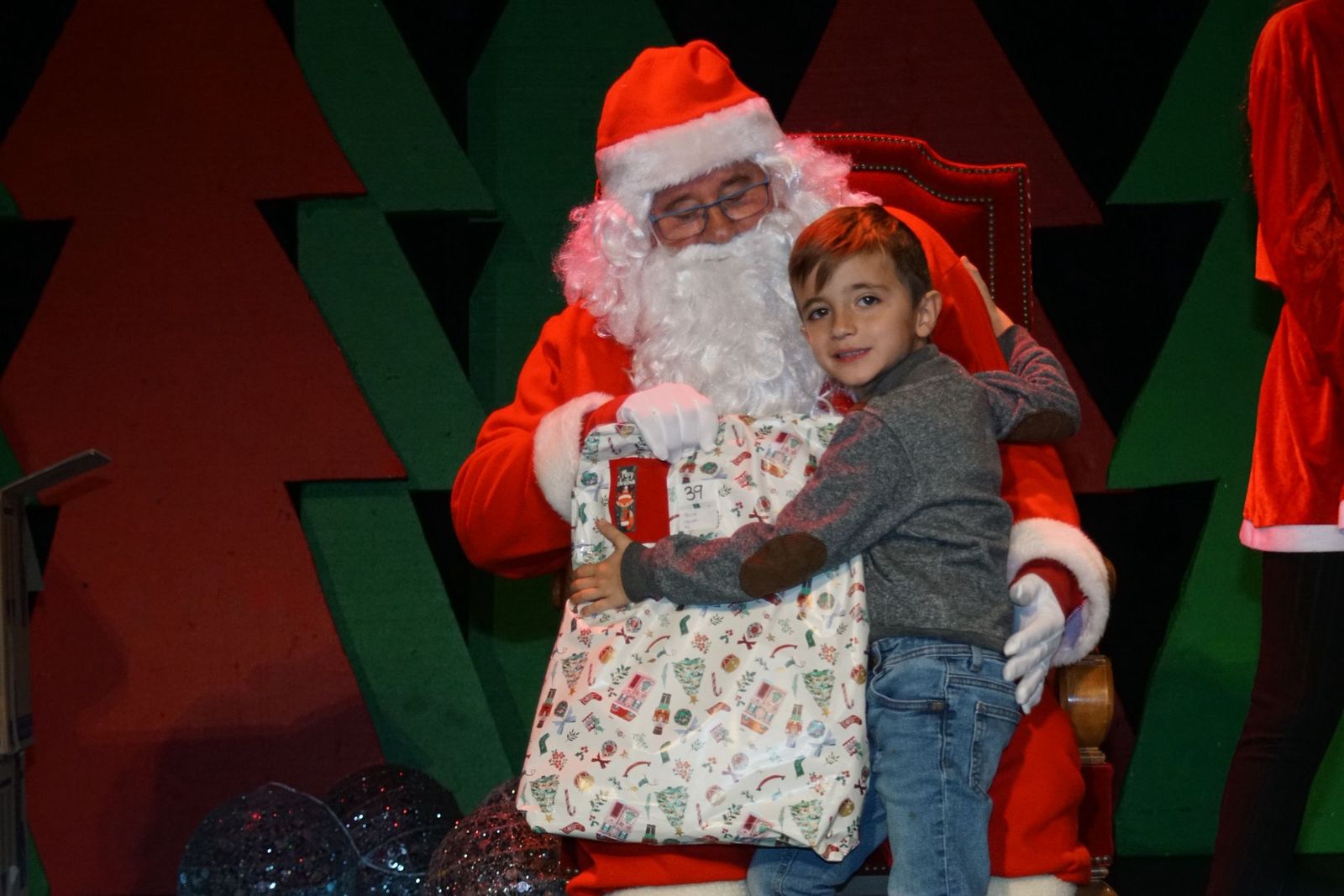 Papá Noel recorre las calles de Alba de Tormes y entrega regalos a los niños