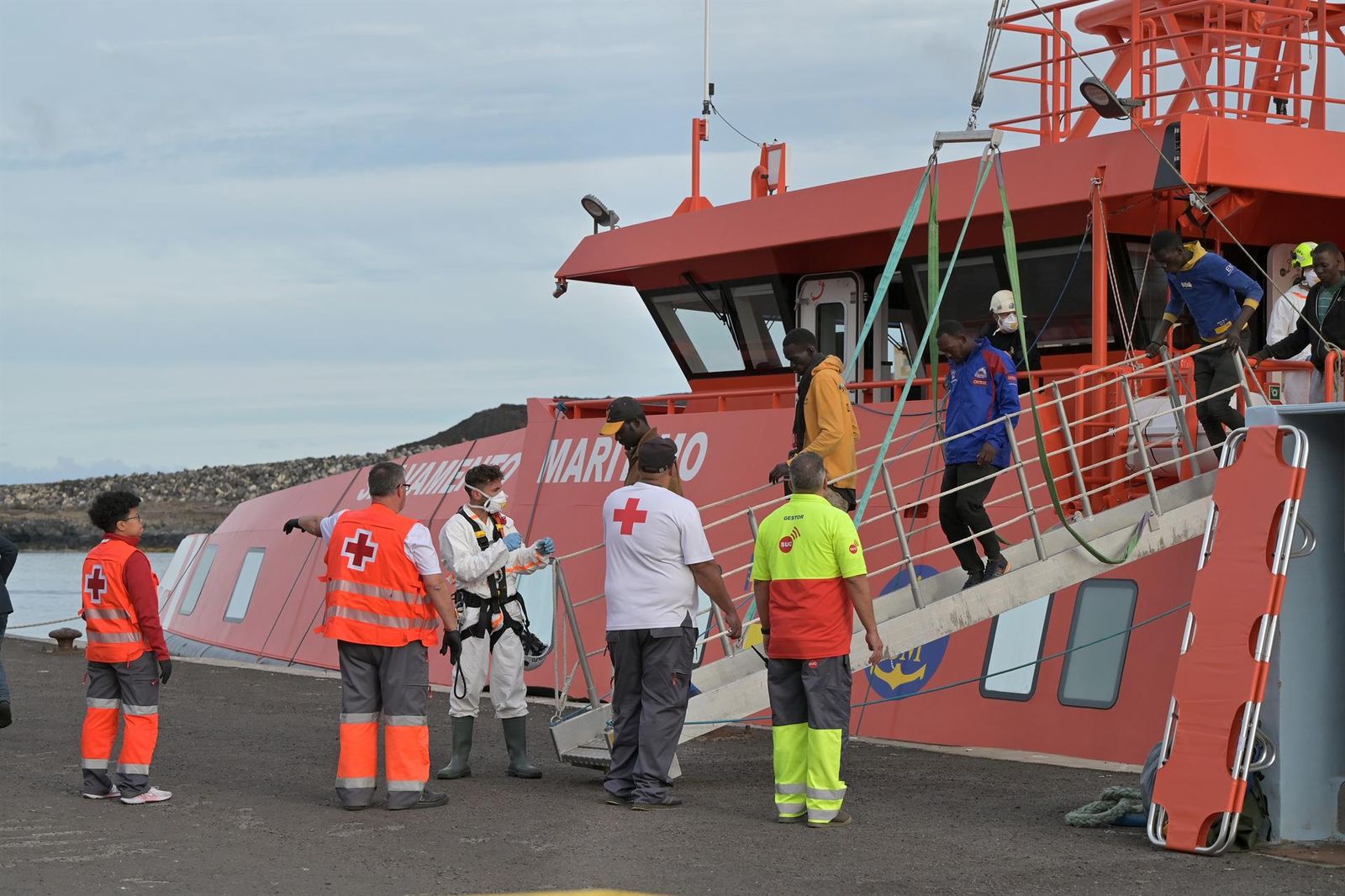 Migrantes rescatados por una embarcación de Salvamento Marítimo