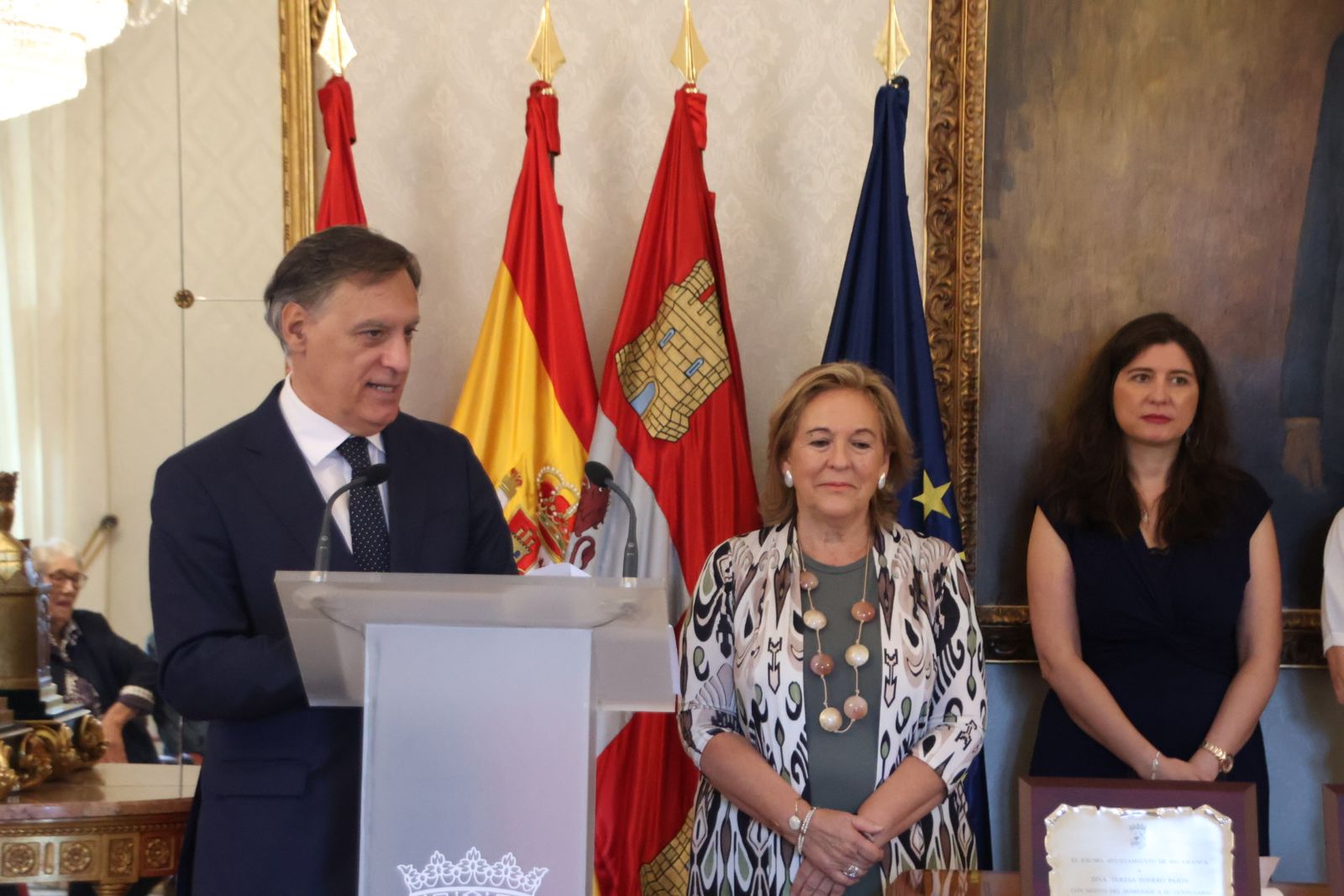 El alcalde de Salamanca, Carlos García Carbayo, preside el homenaje a personas centenarias de la ciudad