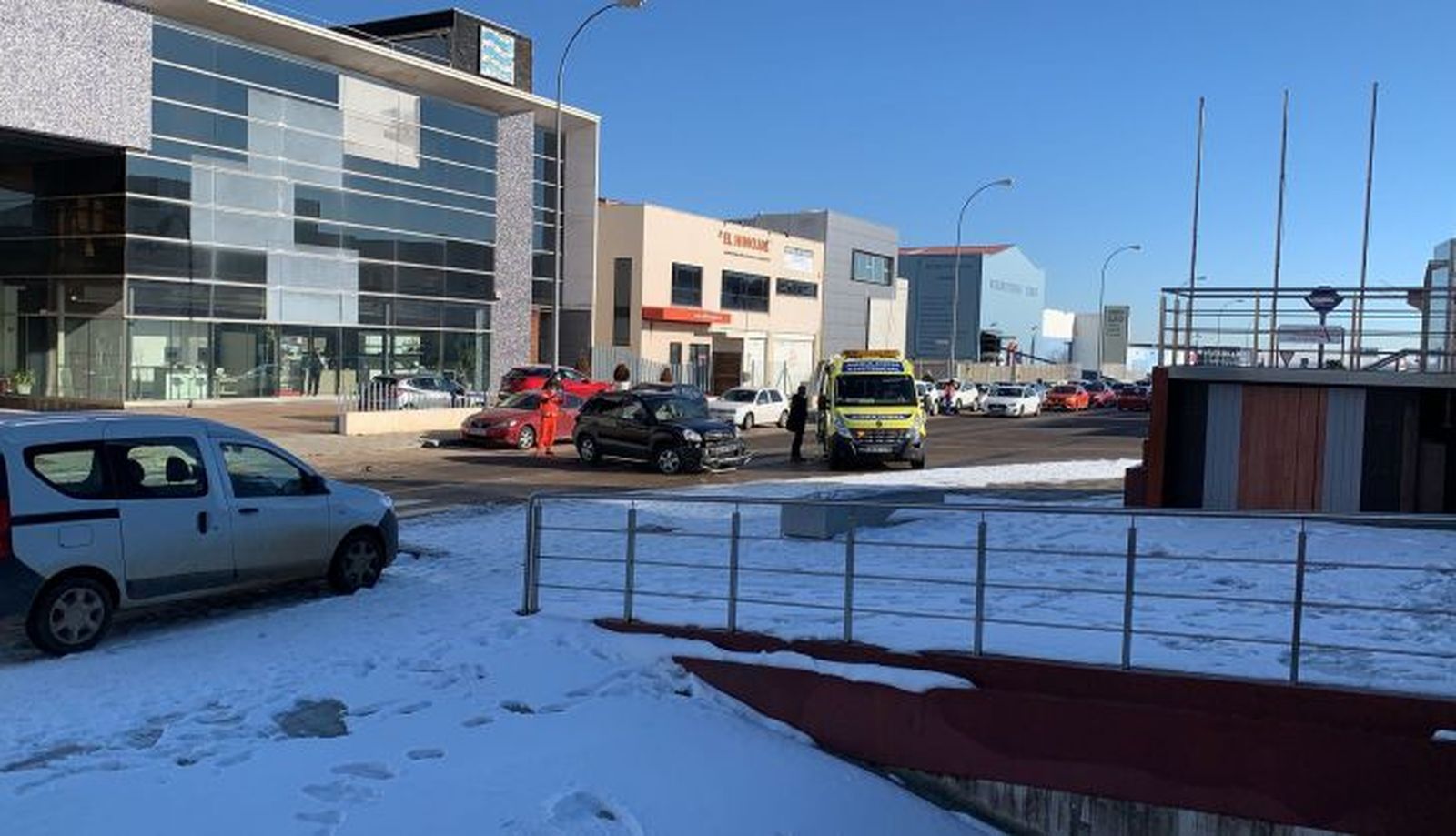 Vuelco de un turismo en el polígono El Montalvo 3