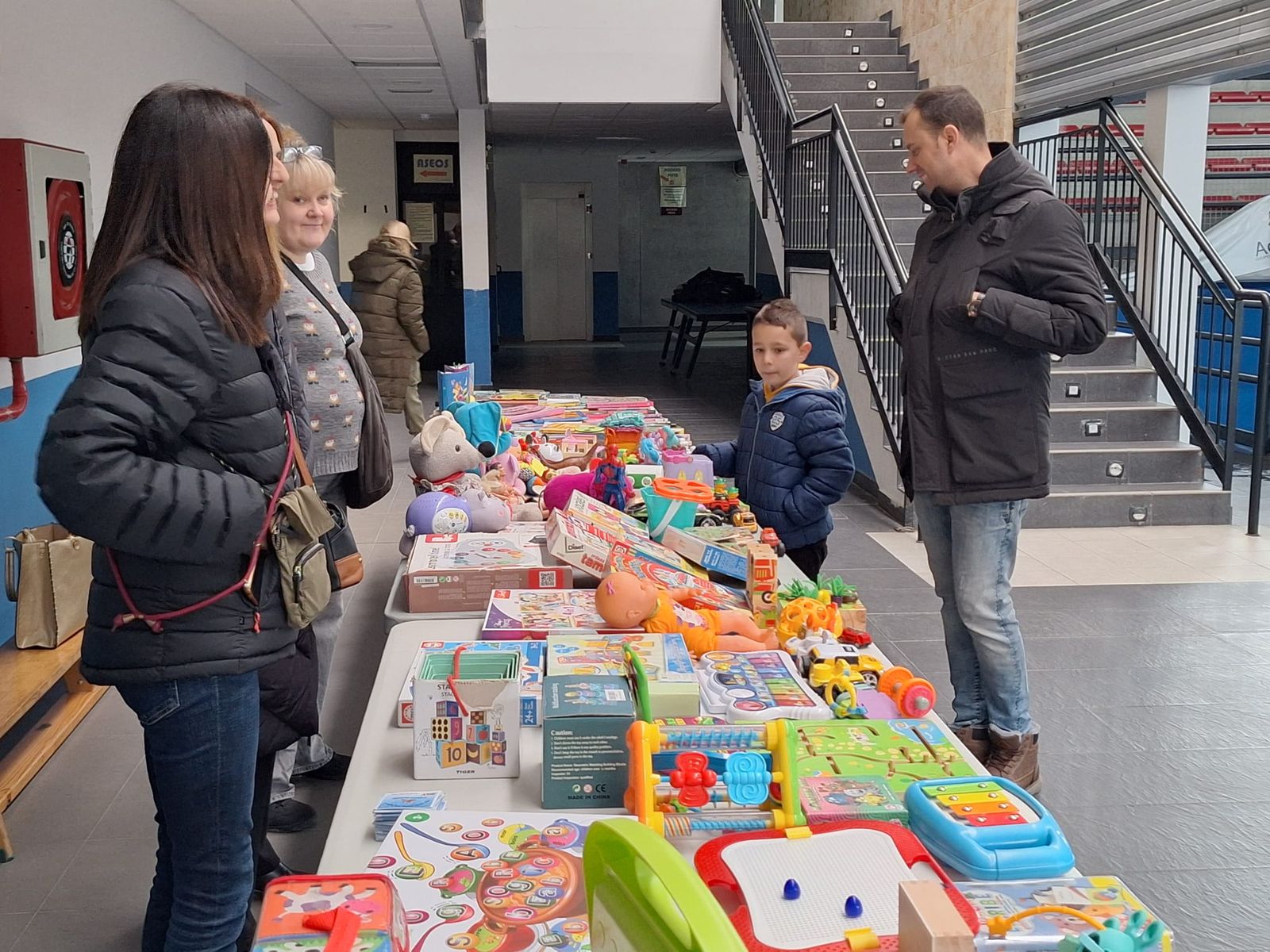 Hinchables, mercadillo y visita de papa Noel en Villamayor (23).jpeg