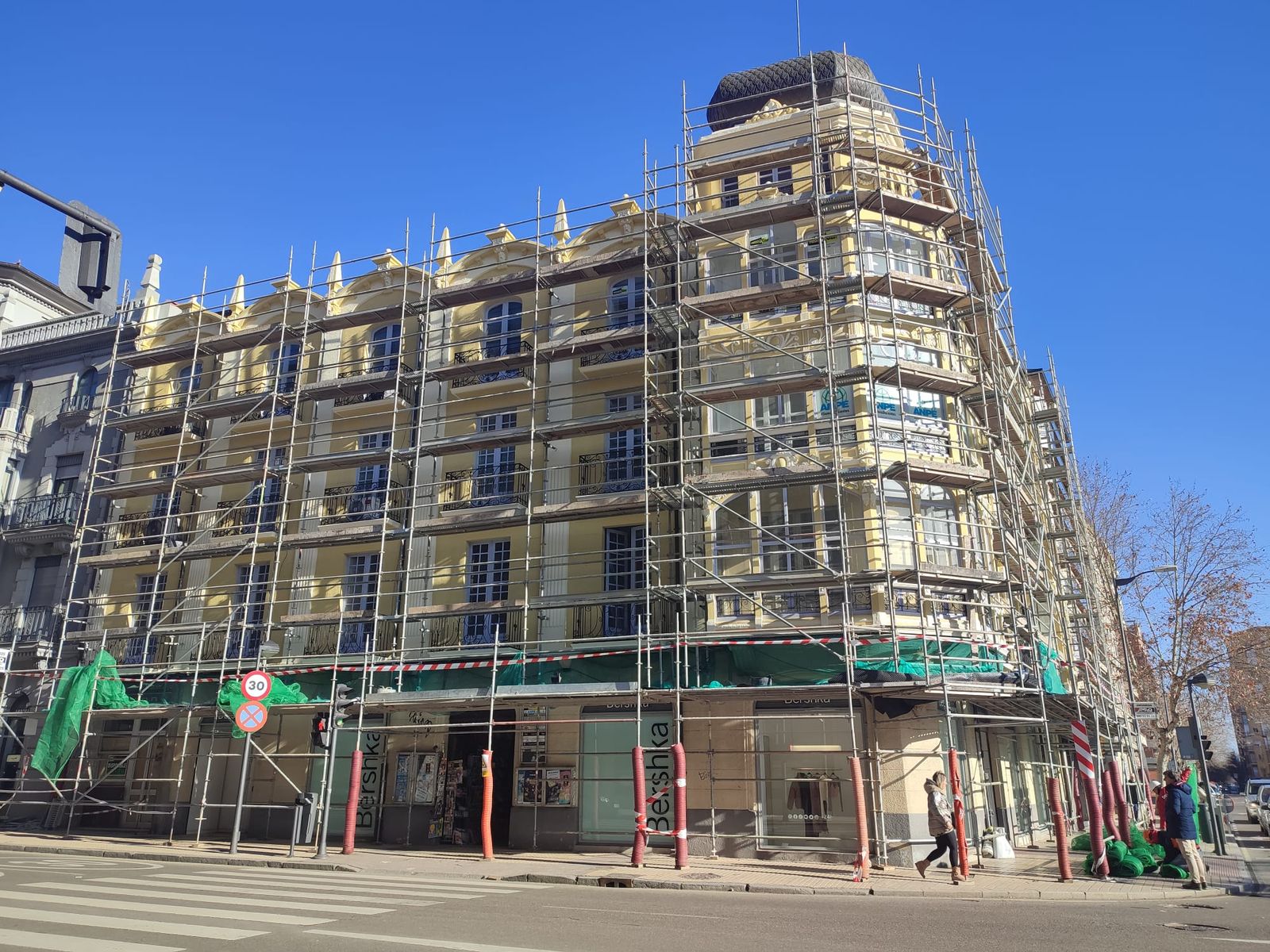 Comienza la retirada del andamio una vez finalizadas las obras