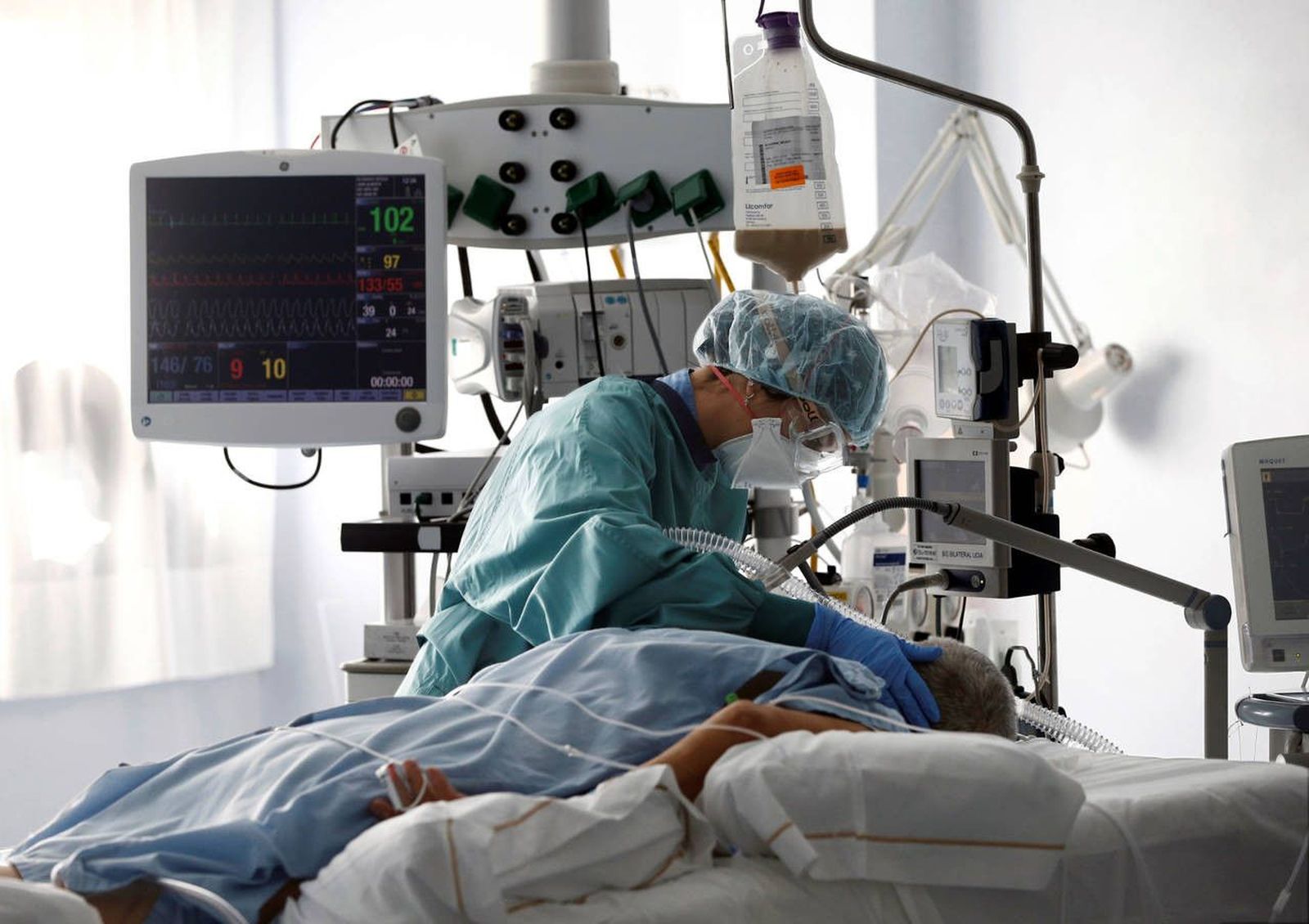 Un trabajador sanitario atiende a un enfermo de COVID