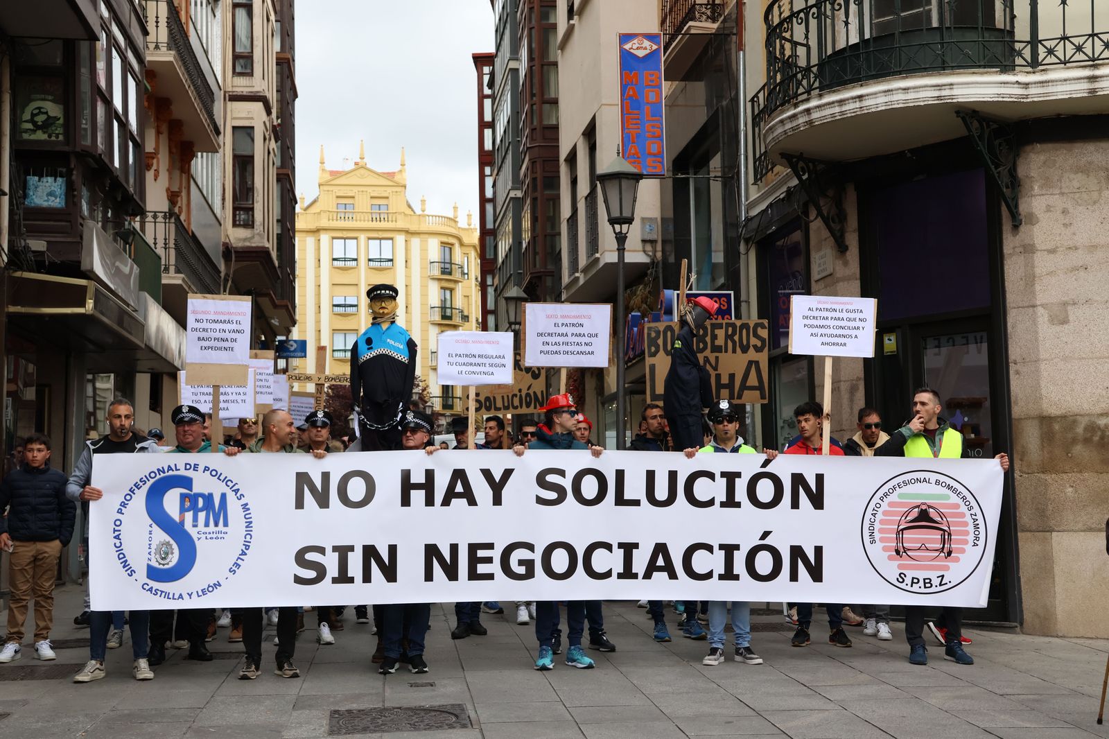 Manifestación de los bomberos y la Policía Municipal Fotos: María Lorenzo