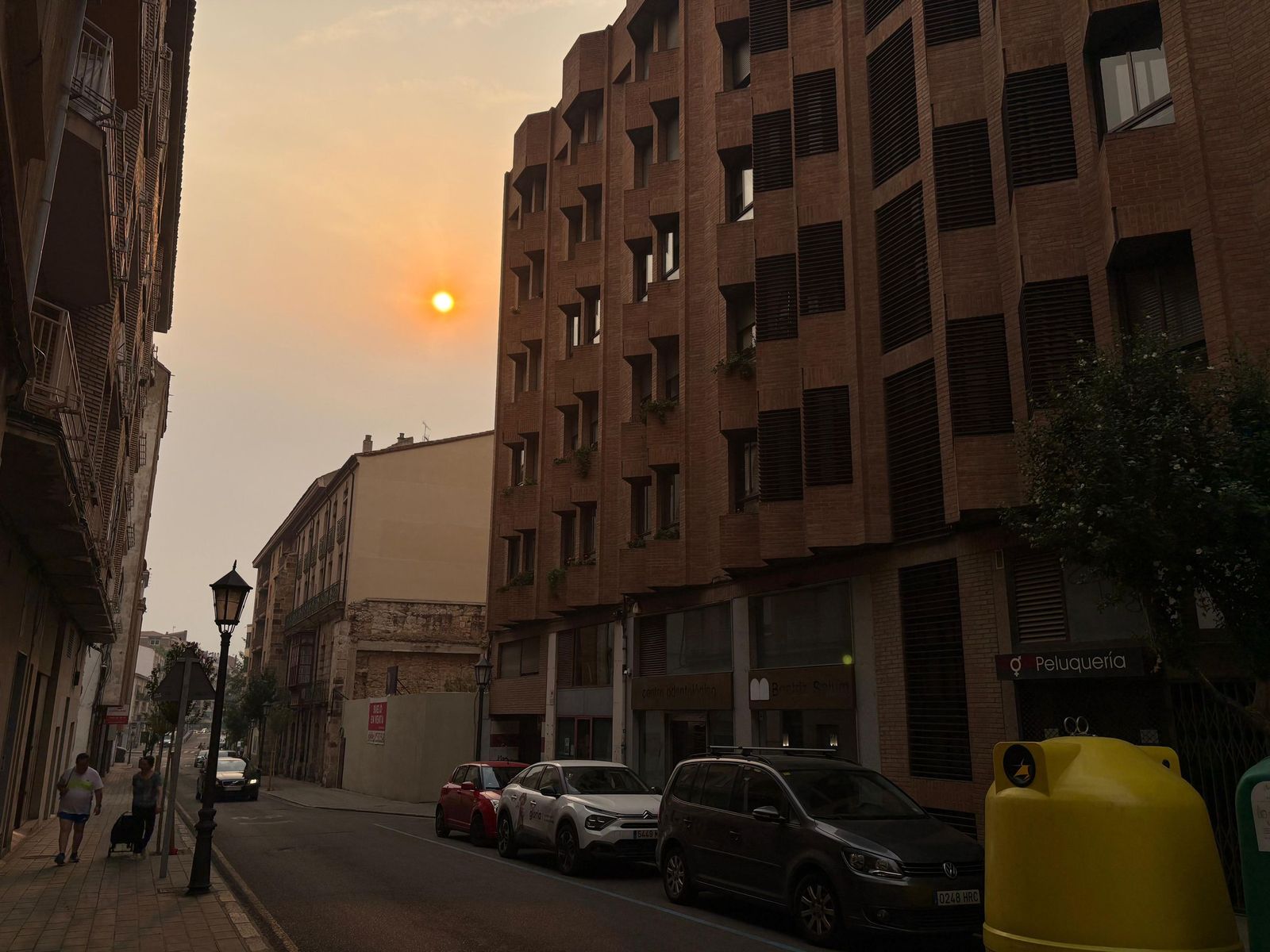 Zamorana amence teñida por el humo de los incendios
