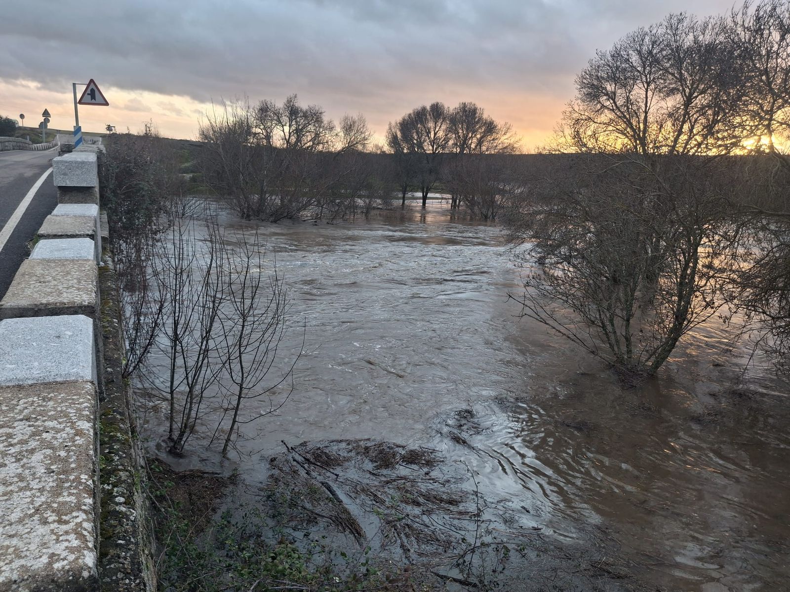Río Huebra desbordado a su paso por Pelarrodríguez