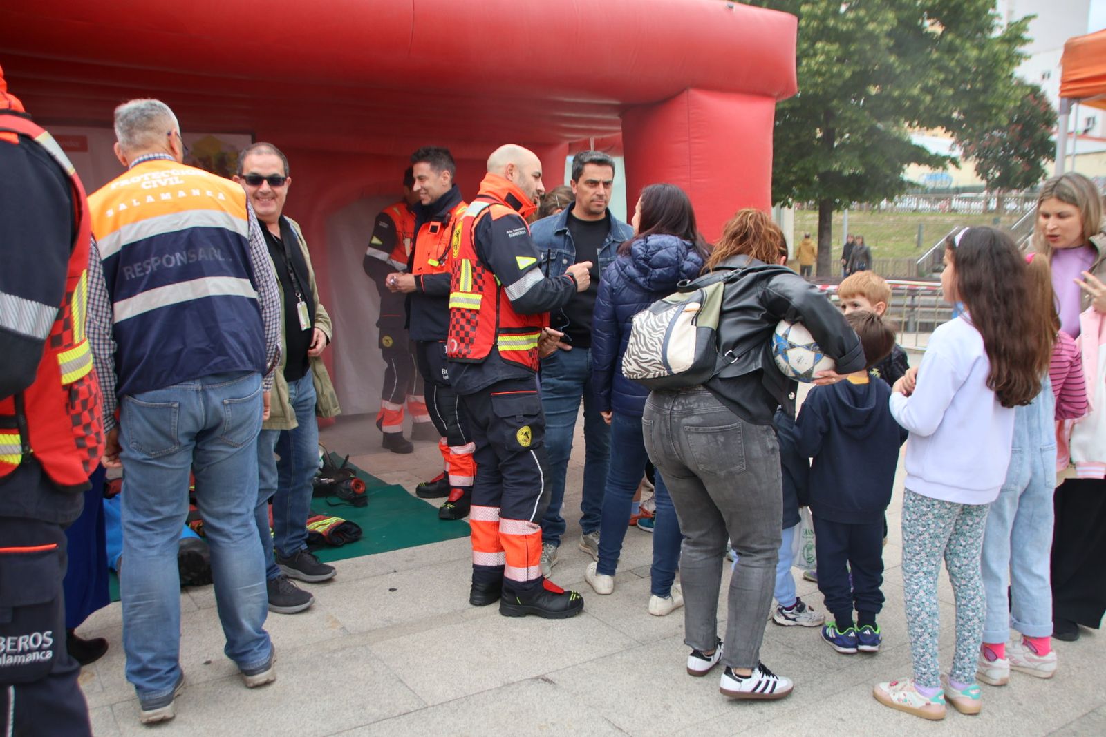 Talleres de prevención de incendios y primeros auxilios y una muestra de vehículos y material de bomberos