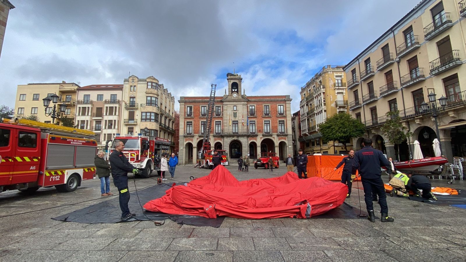 exposicion-de-los-bomberos-en-la-plaza-mayor-8