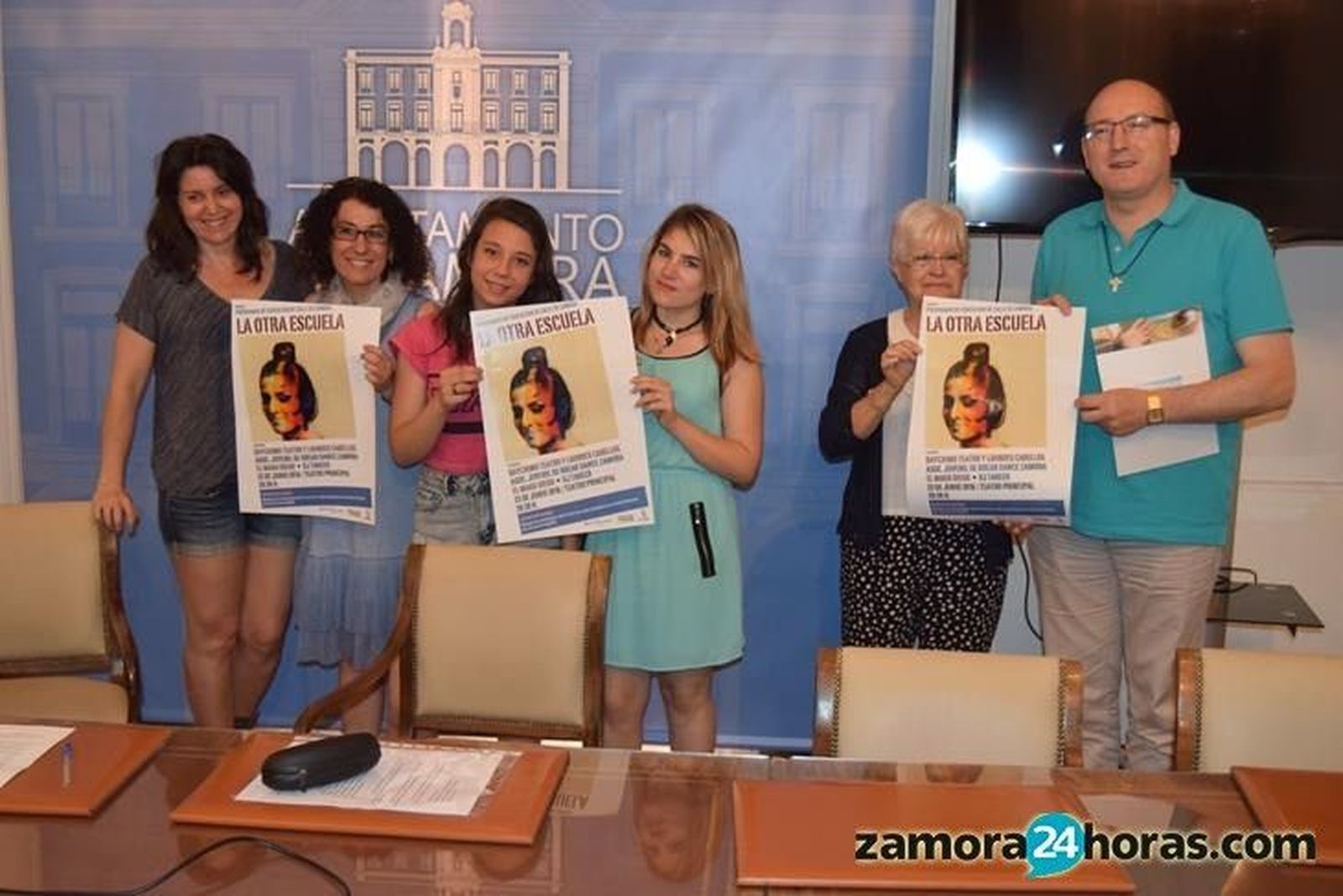 'La Otra Escuela' sale a escena