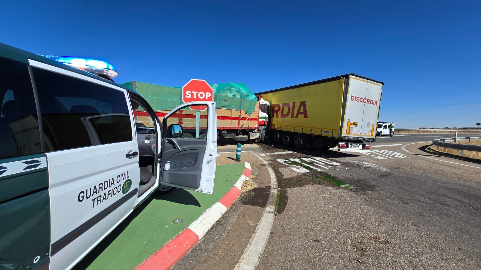 Accidente entre dos camiones en Robliza de Cojos