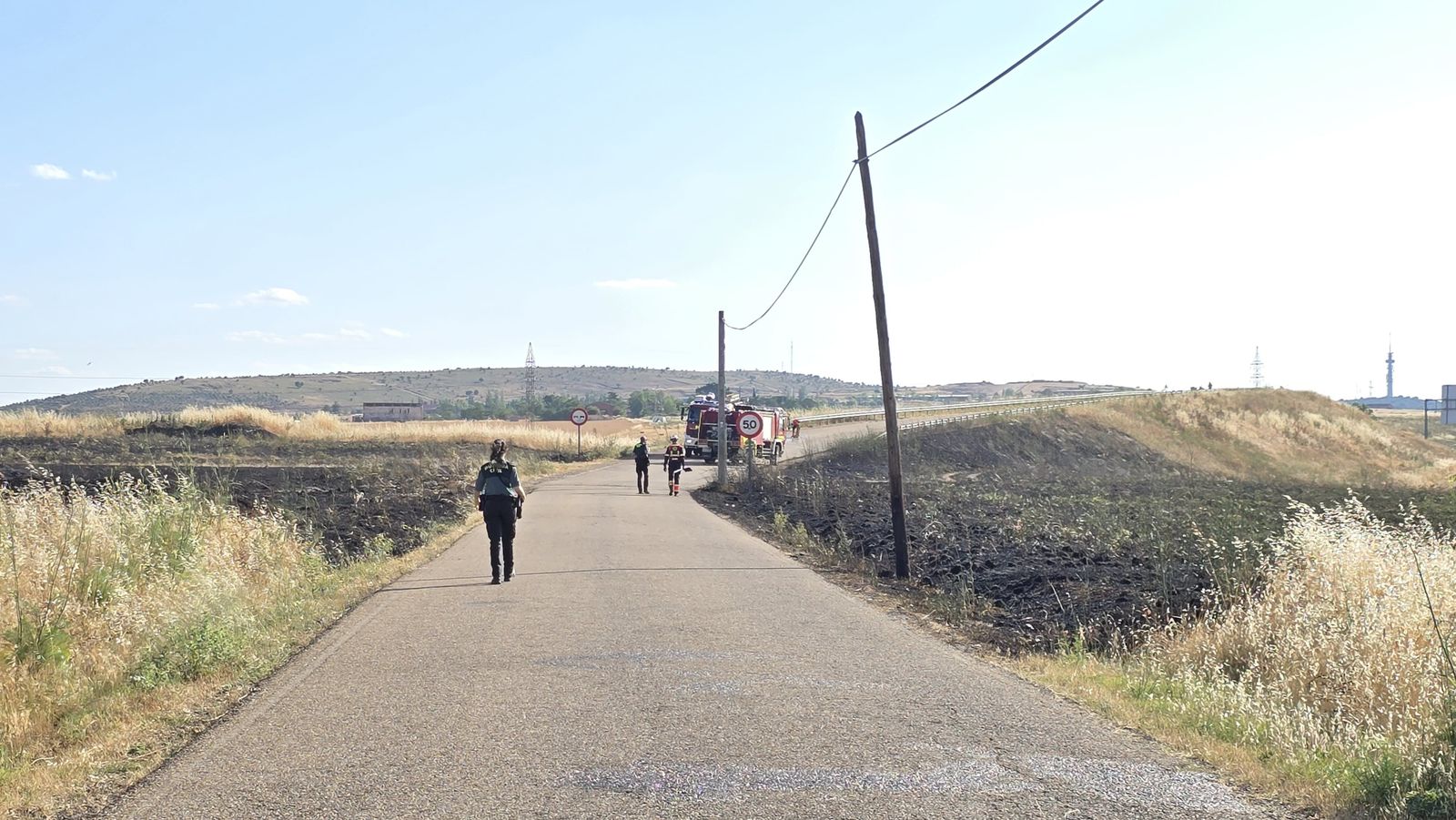 Incendio de pasto en la calle Félix Candela (Aldeatejada)