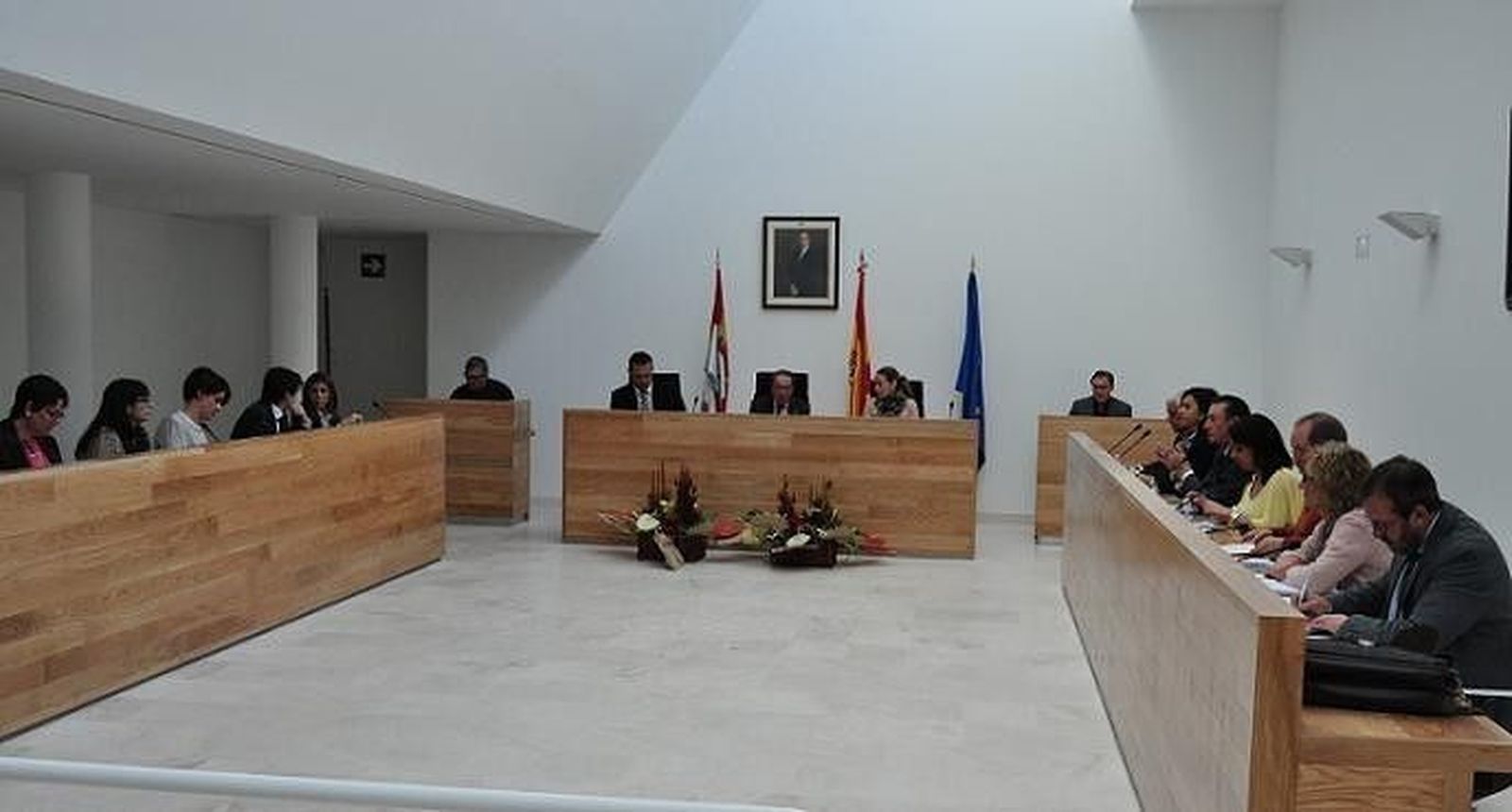 El alcalde se rebaja el salario anual en 9.200 euros