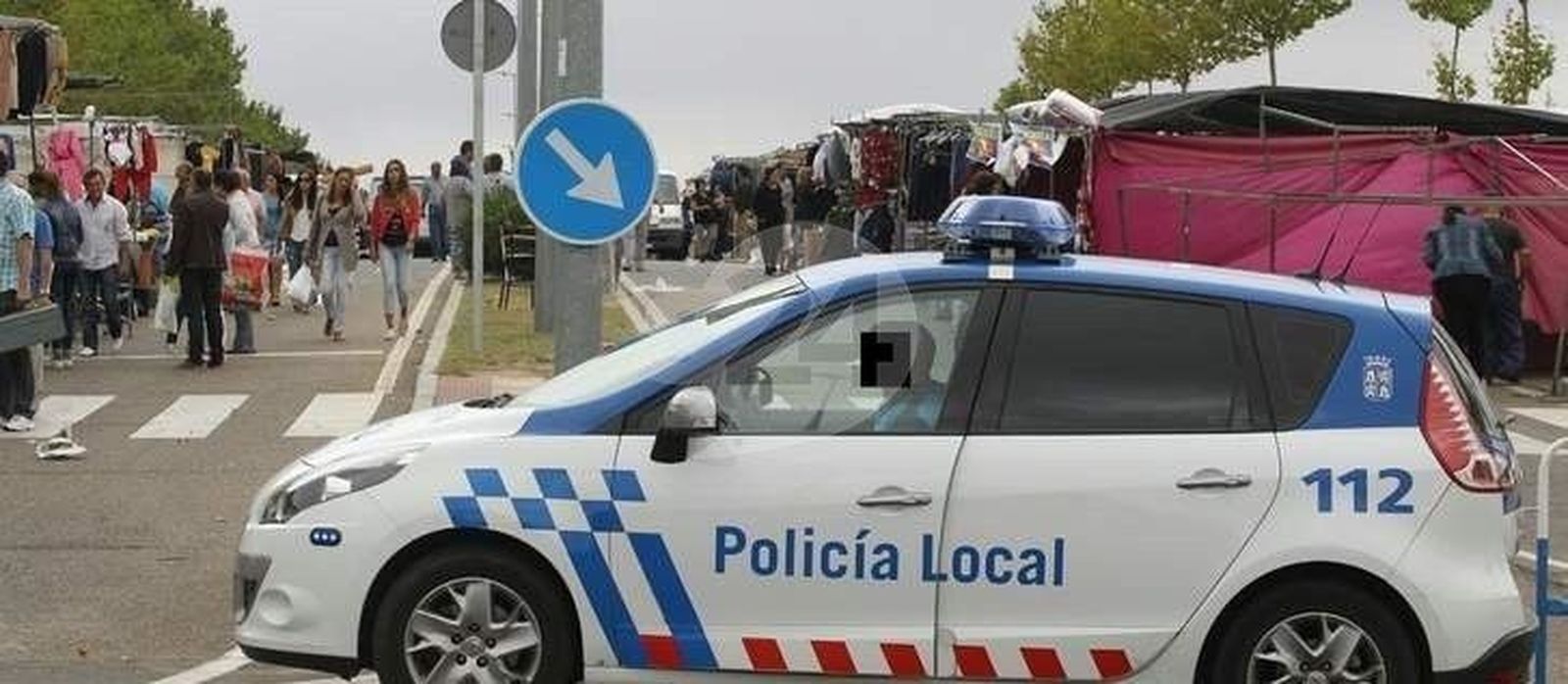 La Policía Local interviene en el Rastro 136 discos y 48 prendas deportivas