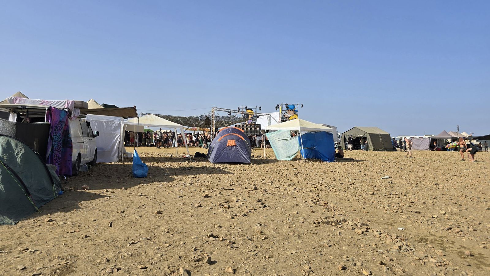 Sigue la rave con cientos de campistas en el entorno del pantano de Santa Teresa