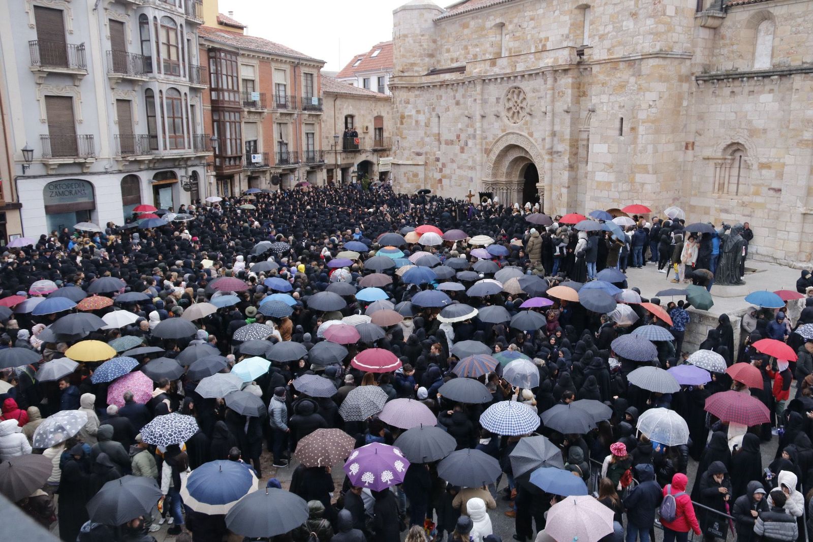 suspension-de-la-procesion-de-la-virgen-de-la-soledad-54