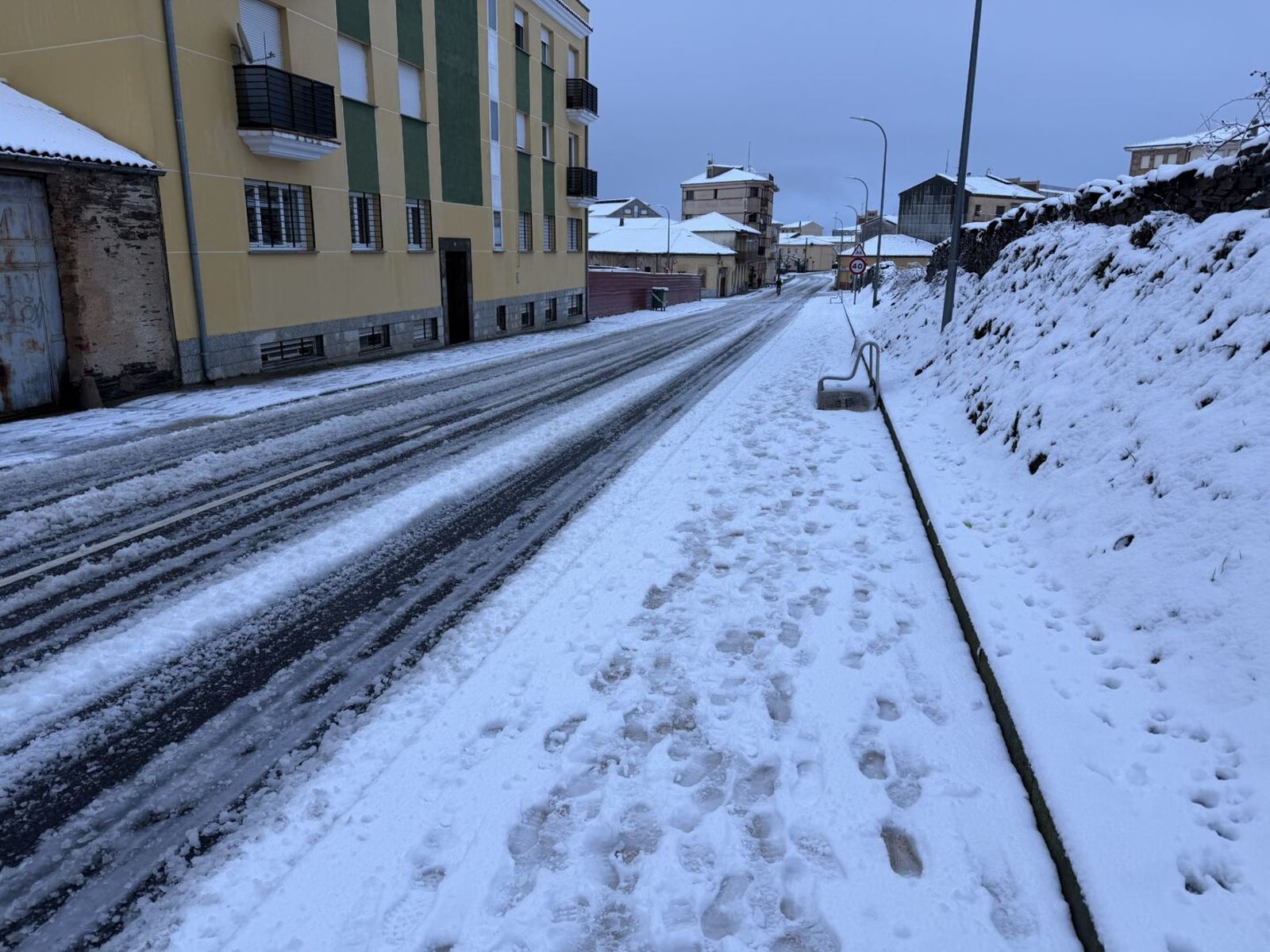 Guijuelo se tiñe de blanco por las nieves de Salamanca y los operarios del Ayuntamiento trabajan en labores de mantenimiento