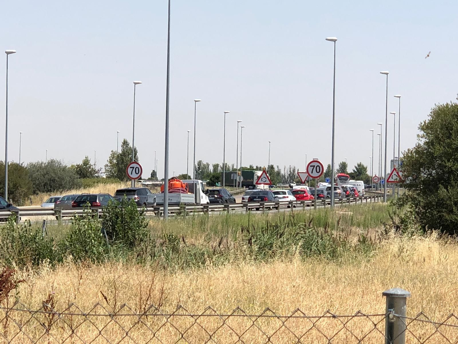 Atascos en la circunvalación de Salamanca a su paso por la rotonda de E. Leclerc