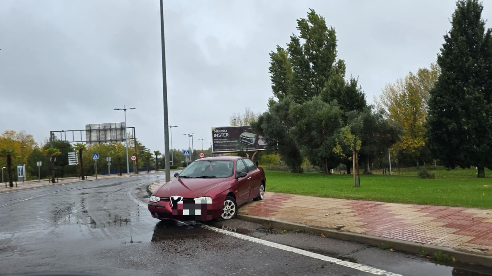 Colisión entre un vehículo y una moto en la rotonda de Salas Bajas