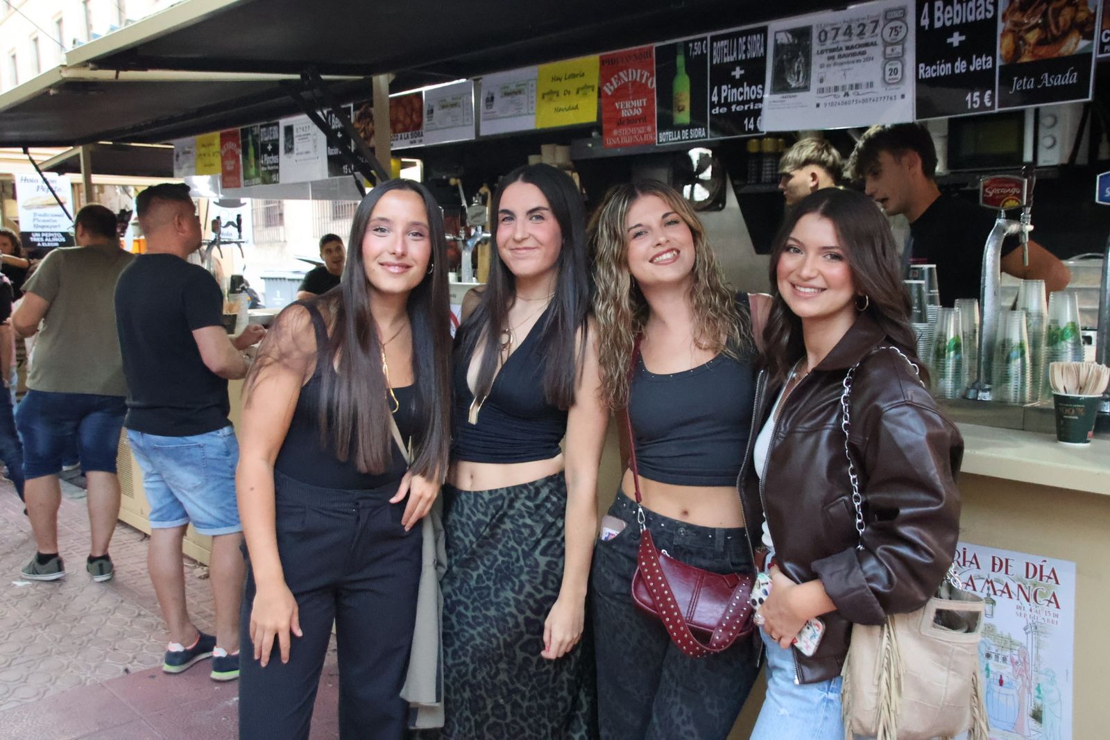 Ambiente de las casetas el  jueves por la tarde noche