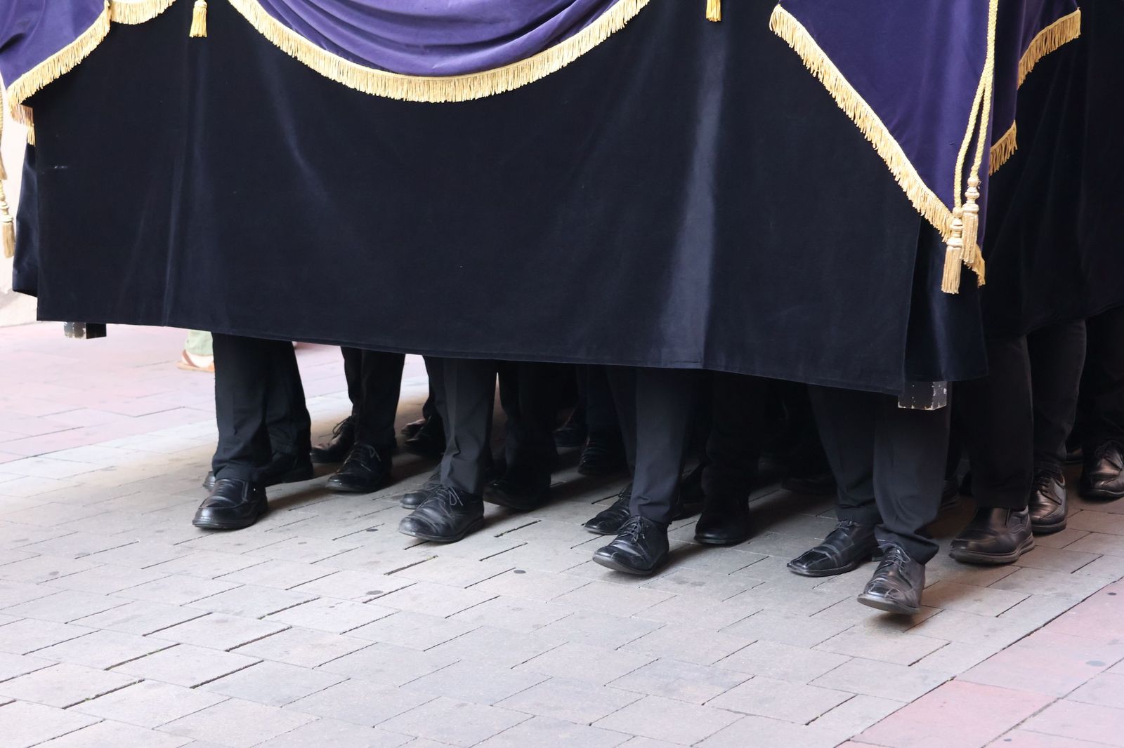 La Exaltación de la Cruz procesiona por las calles de Zamora rumbo a la carpa de San Bernabé