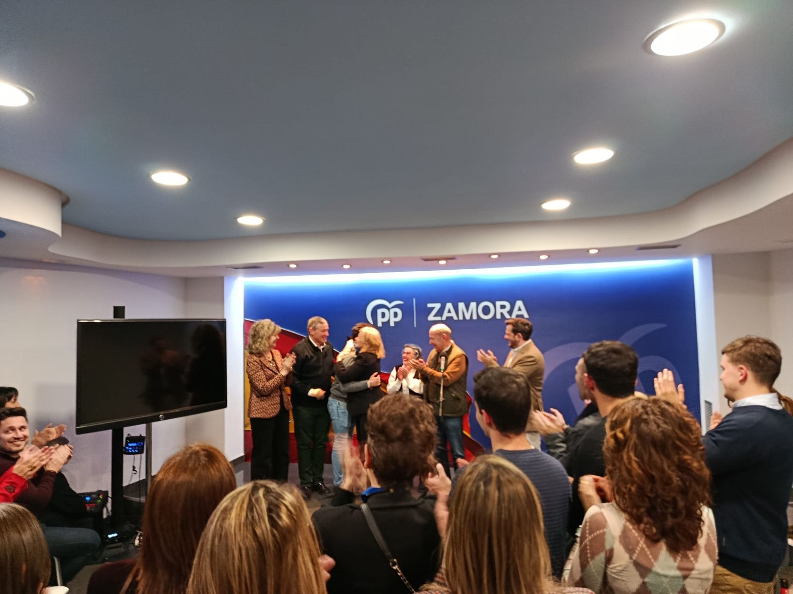 GALERÍA | Noche electoral en la sede del PP en Zamora