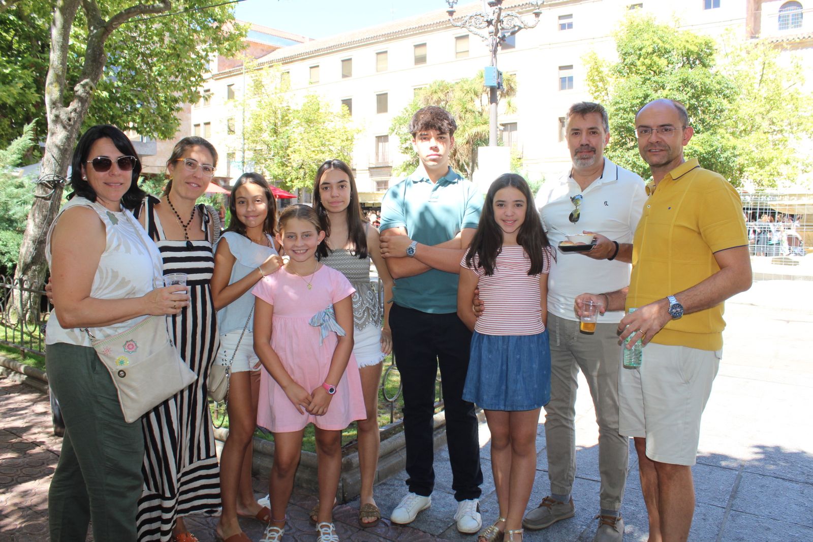 Ambiente en la Feria de Día en el mediodía de este domingo