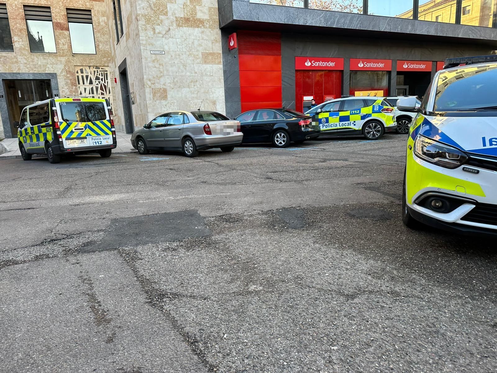 Susto en la Plaza de los Bandos al chocar un joven contra el escaparate de la sucursal bancaria