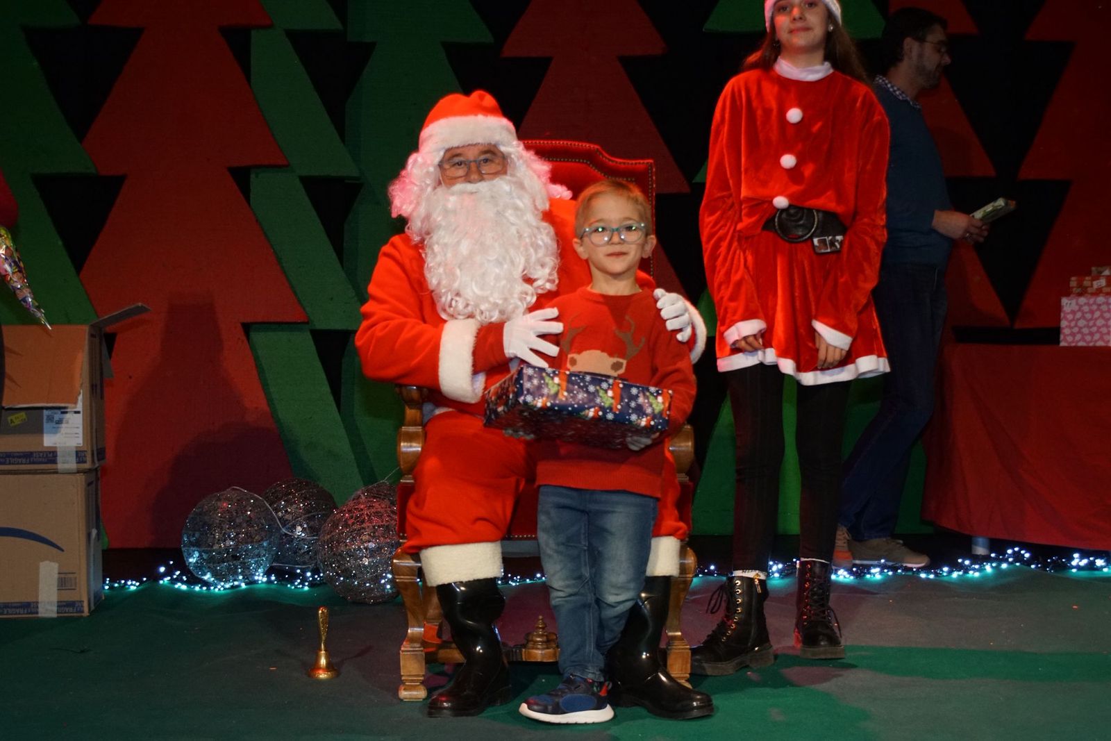 Papá Noel recorre las calles de Alba de Tormes y entrega regalos a los niños