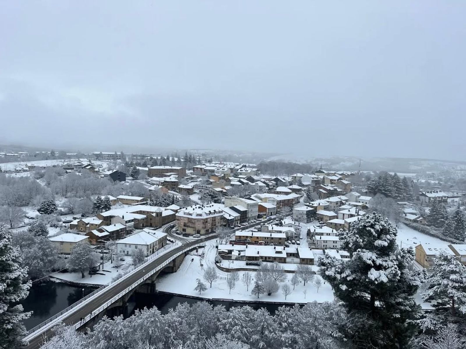 Puebla de Sanabria amanece cubierta de nieve este viernes