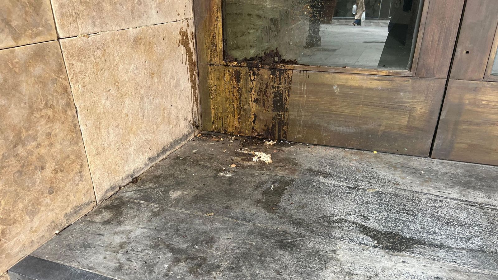 Lugar donde las personas sin hogar hacen sus necesidades en la calle Bientocadas
