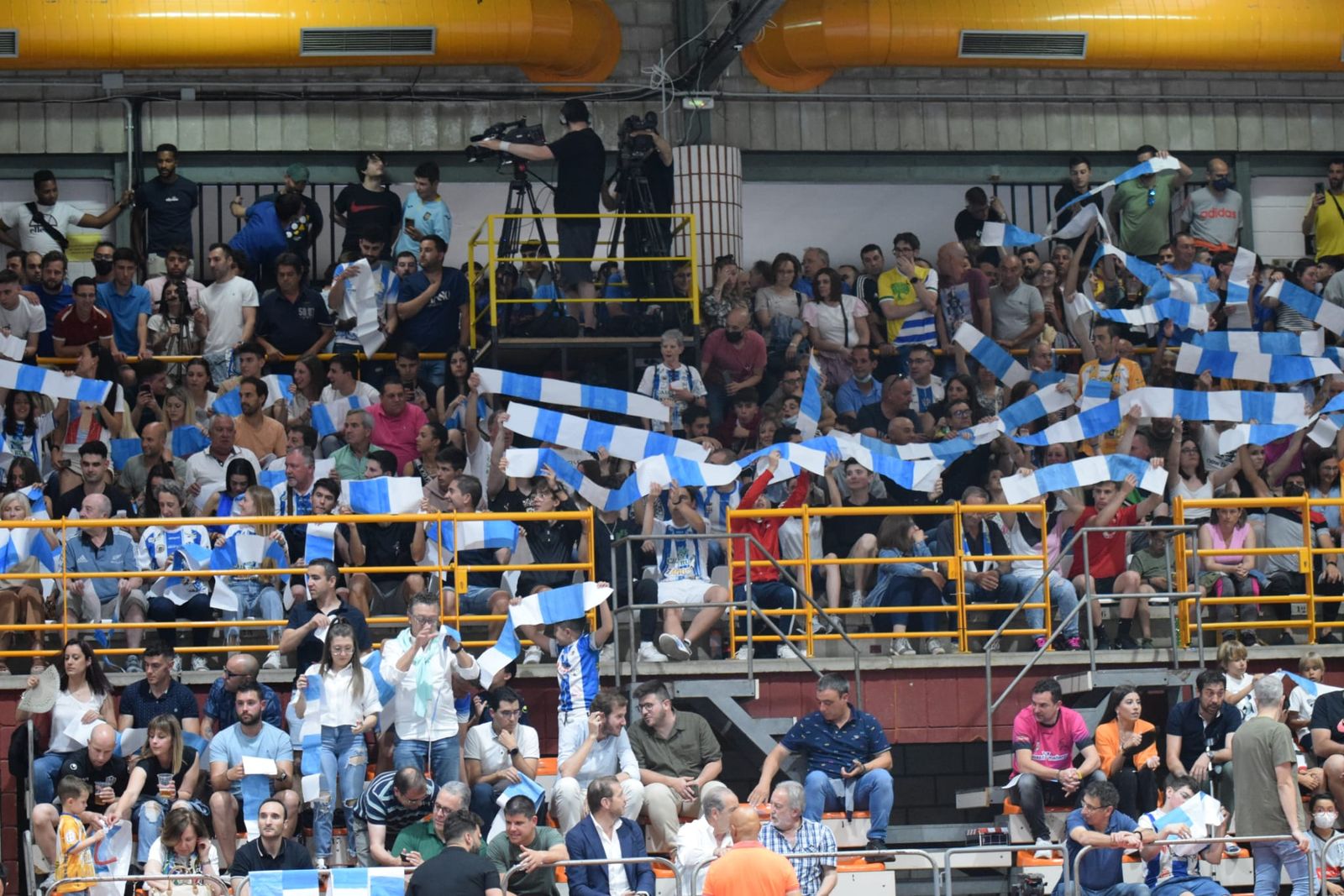 Ambiente en La Rosaleda para el play off (11)