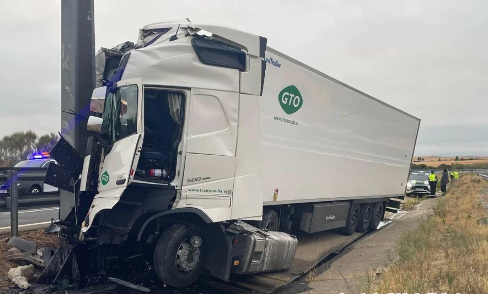Un camión choca contra una señal en la A-66