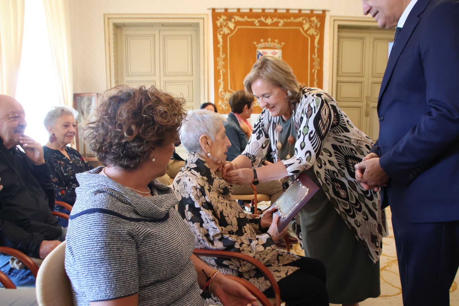 El alcalde de Salamanca, Carlos García Carbayo, preside el homenaje a personas centenarias de la ciudad