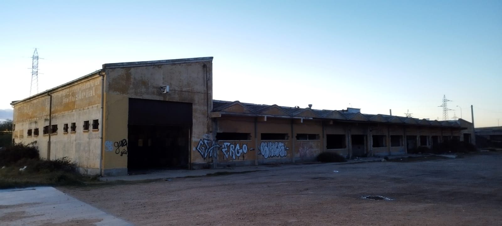 Nave abandonada Tejares, Avenida Juan Pablo II