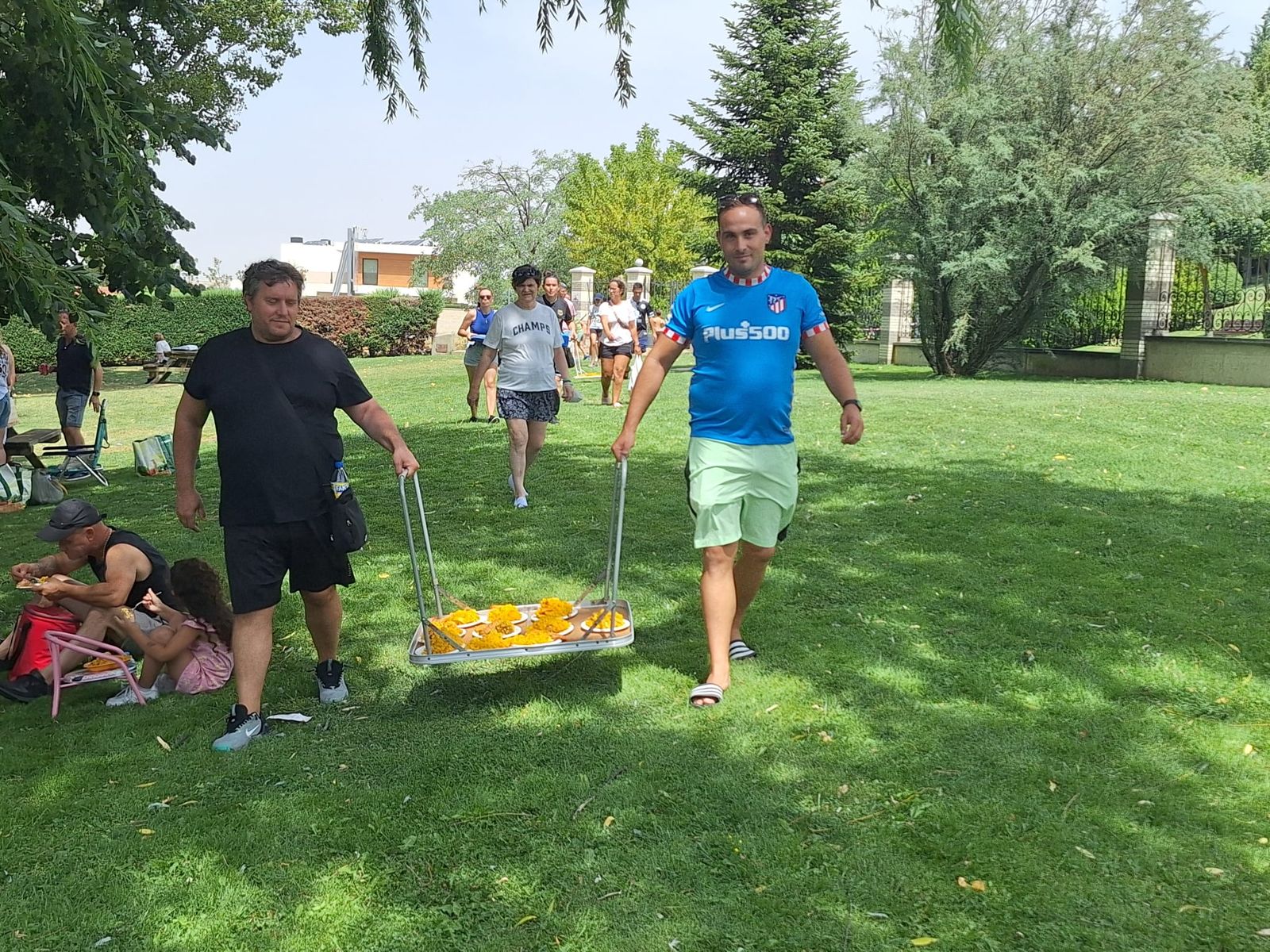 La paella y la sangría de Carbajosa de la Sagrada reúne a 1.500 personas