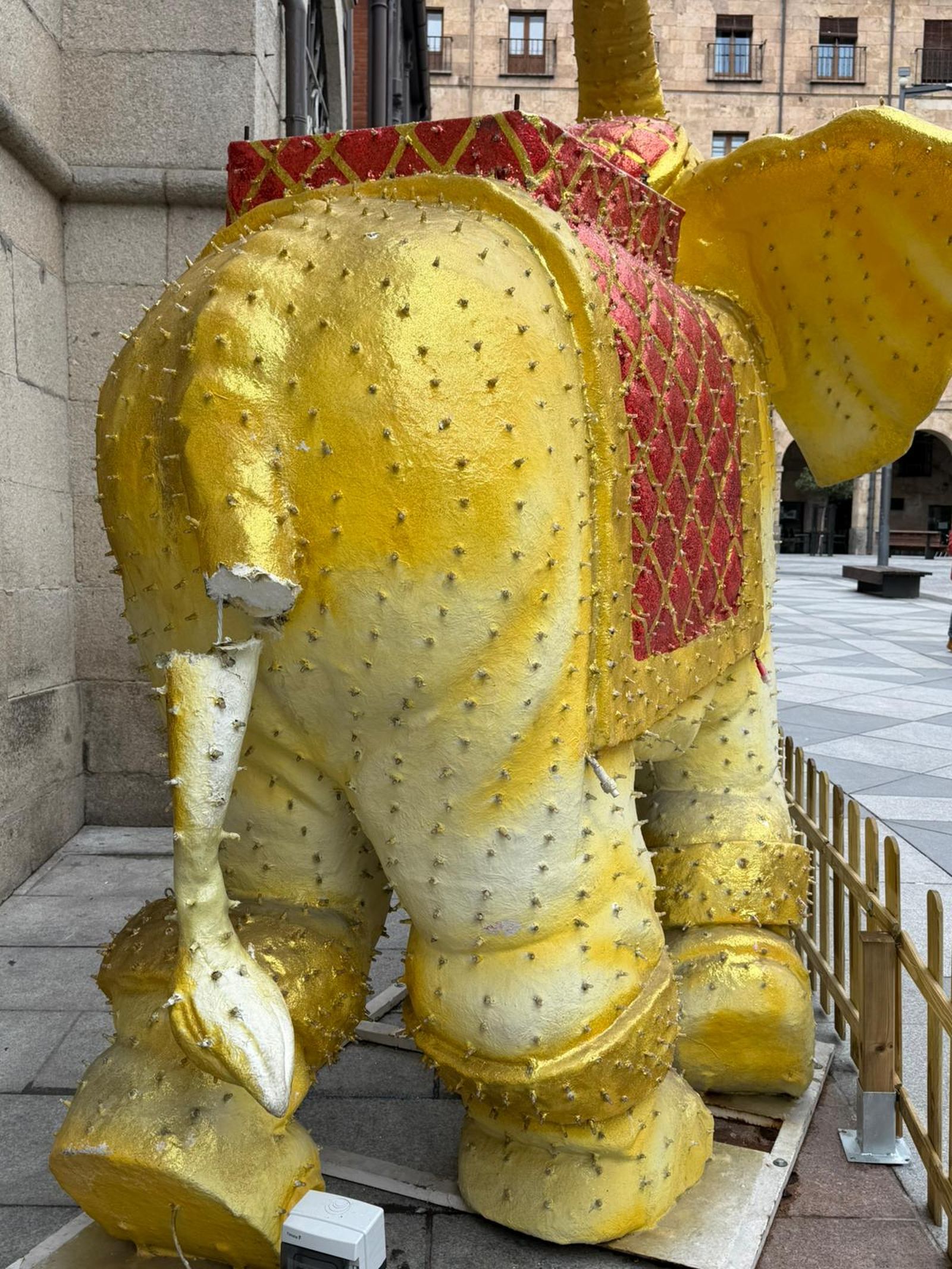 Aparece rota la cola del elefante de Oriente de la palza del Mercado por segunda vez en lo que llevamos de Navidad