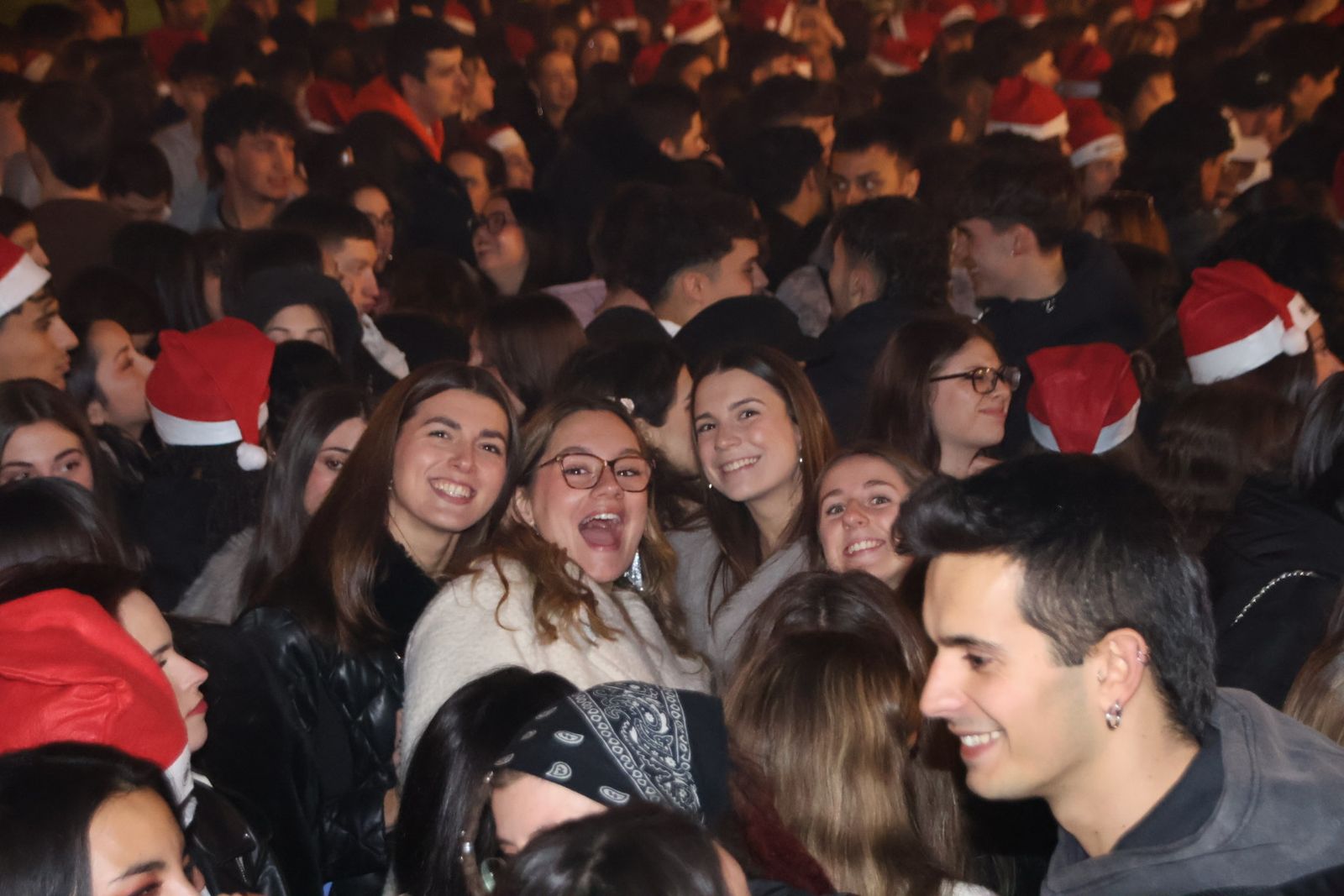Miles de personas disfrutan de las campanadas y la fiesta del Fin de Año Universitario