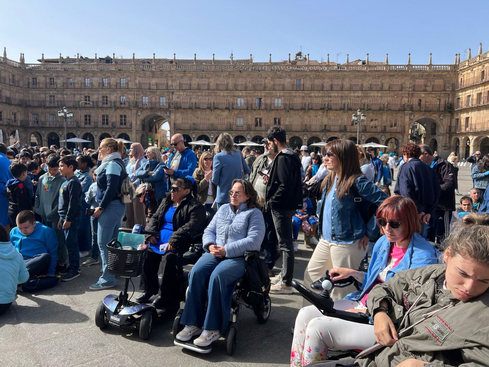 Acto de sensibilización en la Plaza Mayor de Salamanca con motivo del Día Mundial de Concienciación sobre el Autismo
