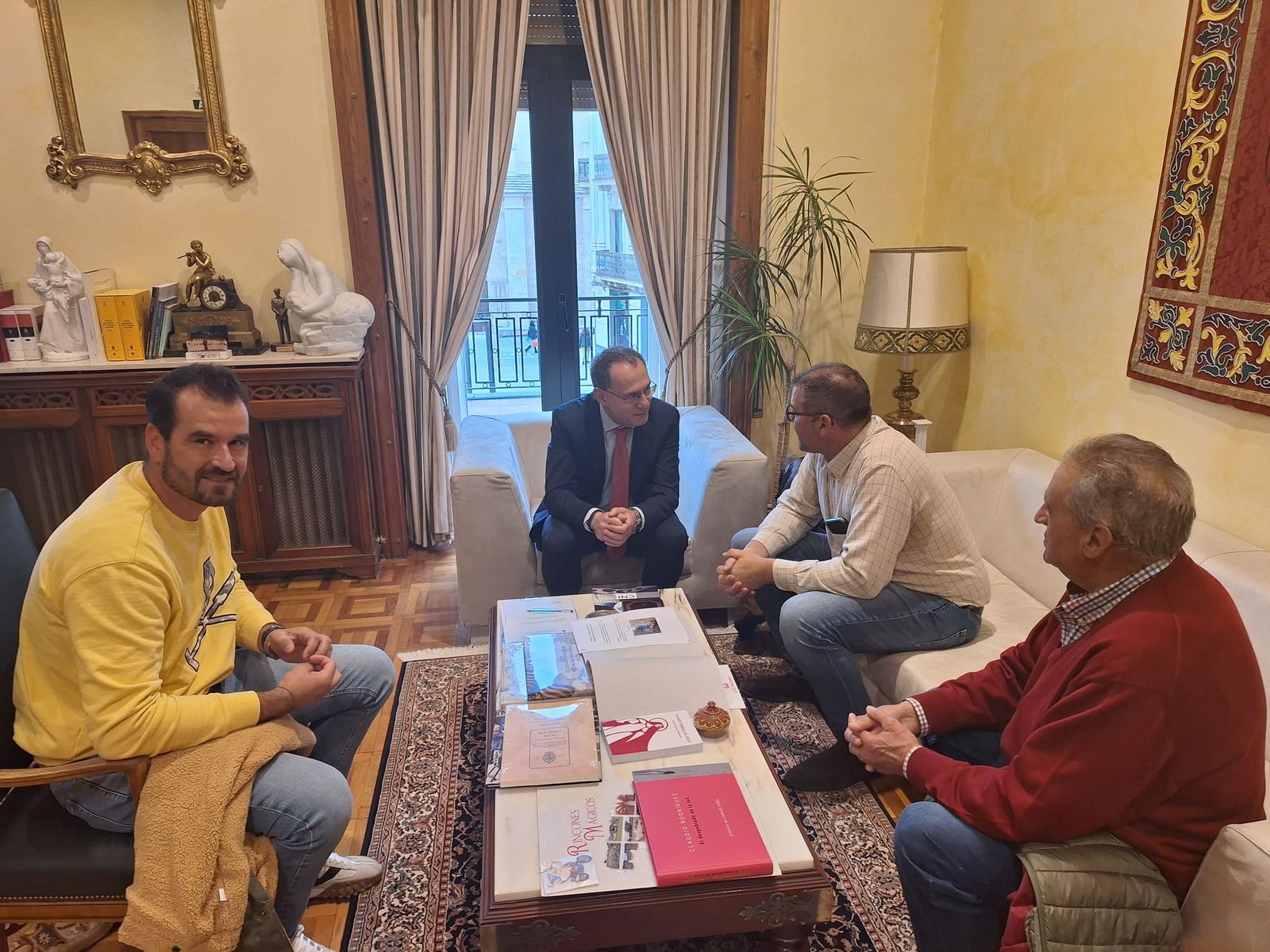 Reunión de Ángel Blanco con miembros de la corporación de Santa Croya de Tera