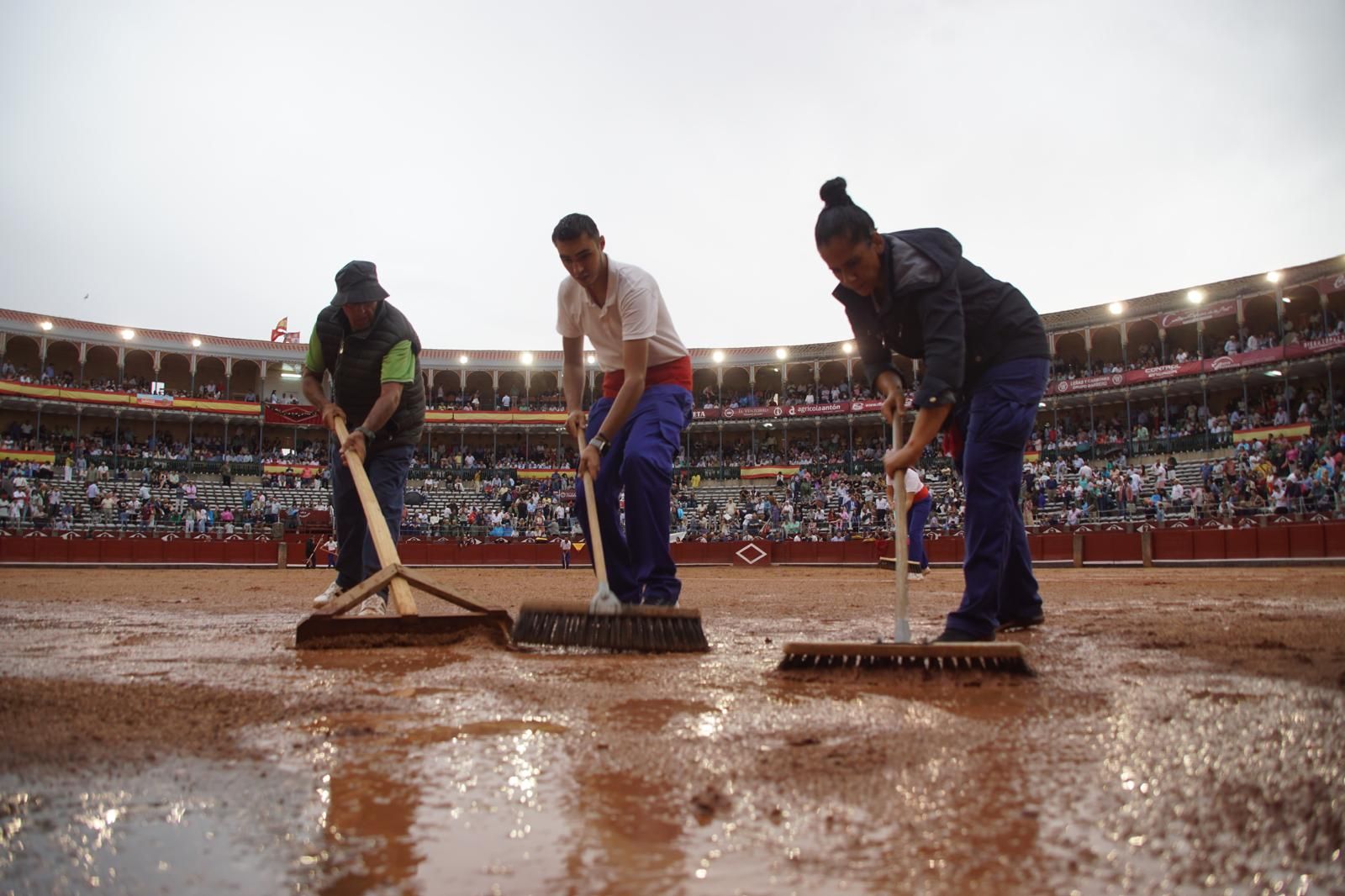 Expectación por ver los caballos de rejoneo en La Glorieta: imágenes del ambiente en los tendidos y en el patio de cuadrillas