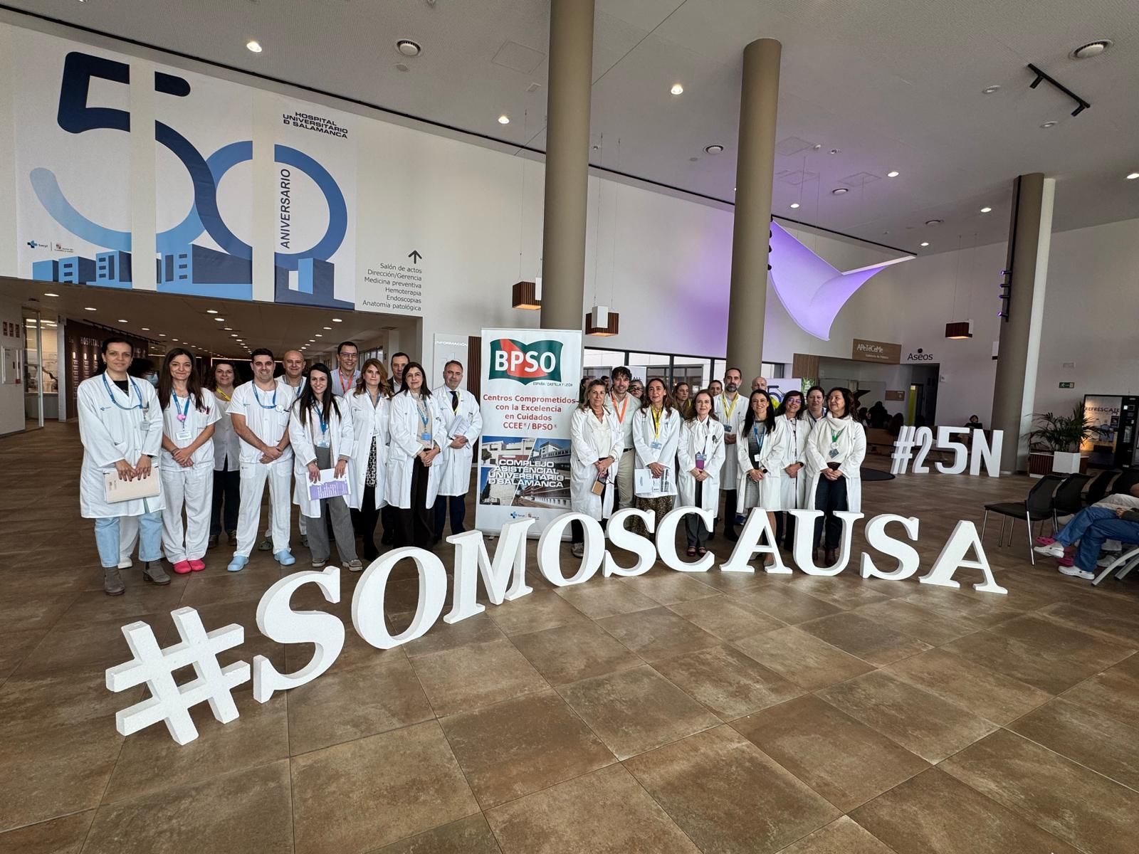 El Hospital Universitario de Salamanca se suma al 25N con un acto simbólico contra la violencia de género