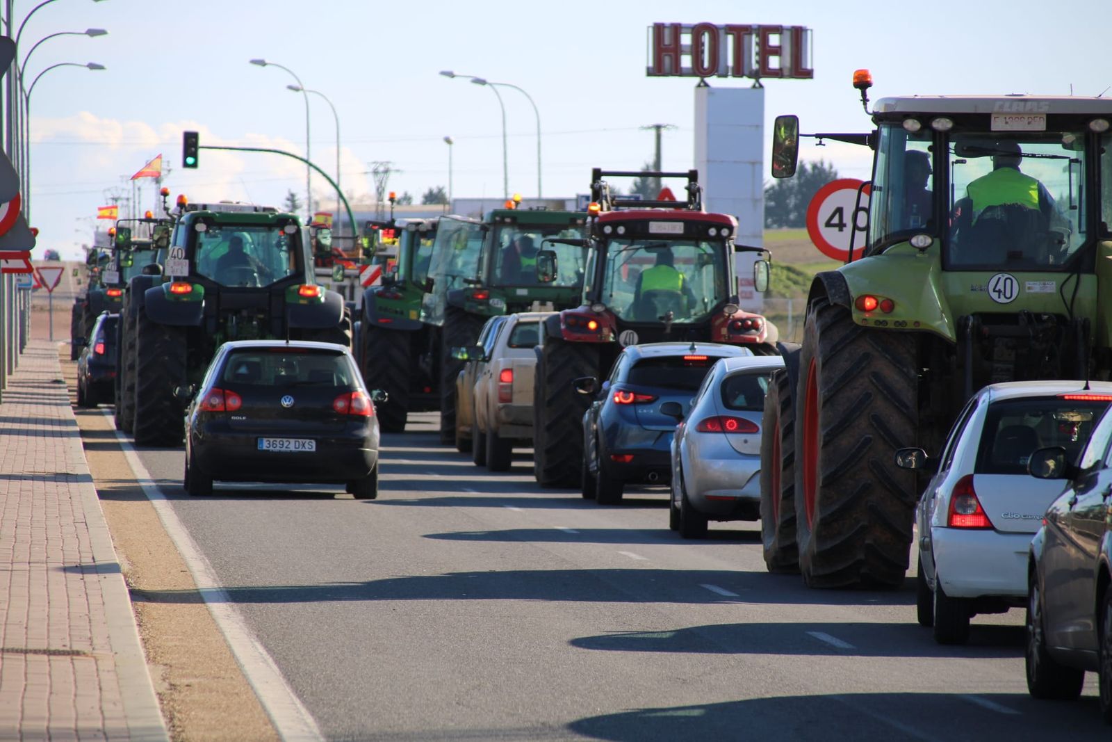 Tractores en rotonda del Helmántico. Fotos S24H