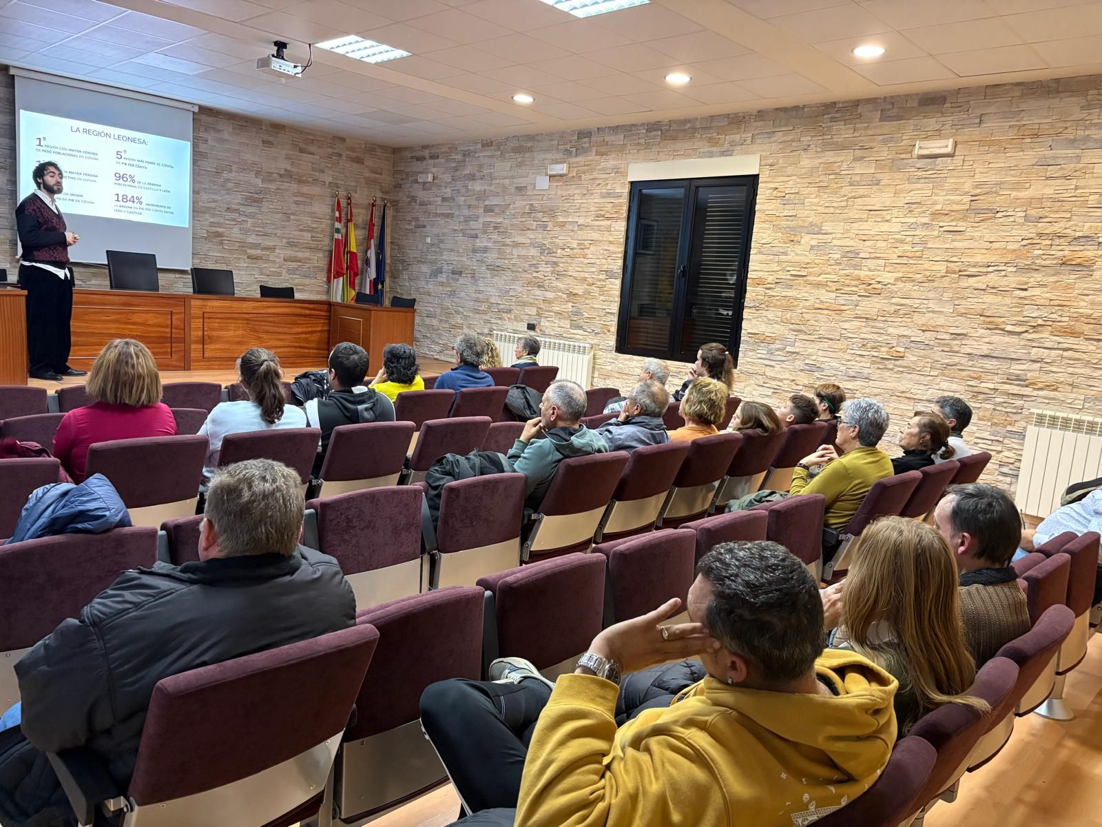 El sociólogo Alberto Zamorano presenta en la conferencia "Entre la persistencia y el olvido"