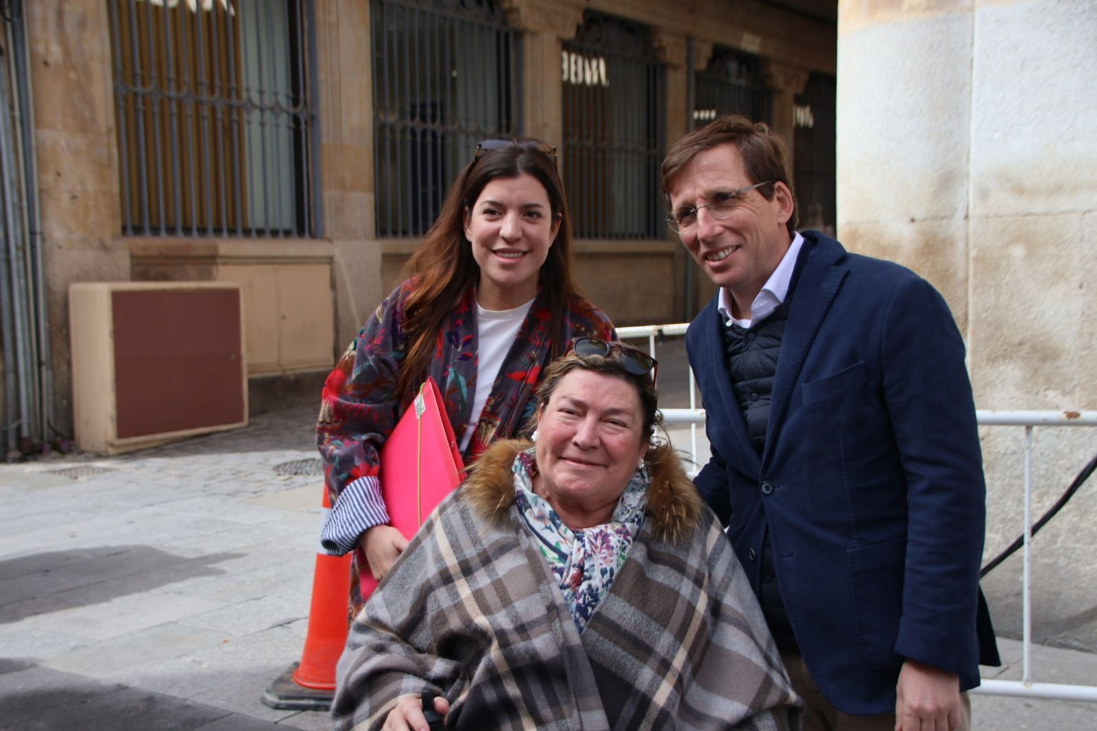 Almeida visita la carpa del pp del Liceo